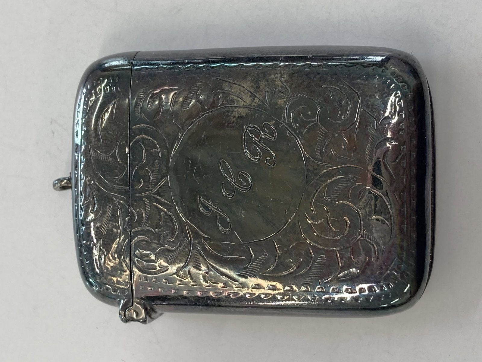 VINTAGE STERLING SILVER MATCHBOX ENGRAVED: VINTAGE STERLING SILVER MATCHBOX ENGRAVED /b> CONDITION : PRE-OWNED WEIGHT : 33.3 G SIZE : 2 1/8 X 1 1/2 INCHES SHIPPING FEE CANADA 15.00$ USA 20.00$ Combined shipping is available for an extra fee,