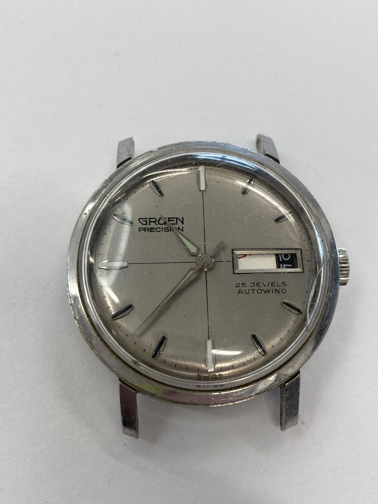 VINTAGE GRUEN AUTOMATIC MENS WATCH: VINTAGE GRUEN AUTOMATIC MENS WATCH CONDITION : PRE-OWNED - DOESN`T RUN Diameter: 34 MM *We can't garantee that the watch keeps accurate time, it wasn't tested long enough* SHIPPING FEE CANADA 15.00$