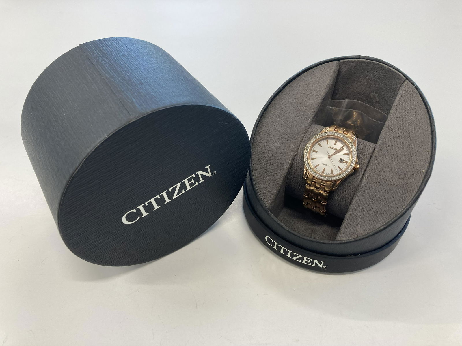 CITIZEN ECO-DRIVE WOMEN`S BATYTERY WATCH WITH BOX AND PAPER: CITIZEN ECO-DRIVE WOMEN`S BATYTERY WATCH WITH BOX AND PAPER /b> CONDITION : PRE-OWNED - RUN Diameter: 30 MM *We can't garantee that the watch keeps accurate time, it wasn't tested long enough* SHIPPIN