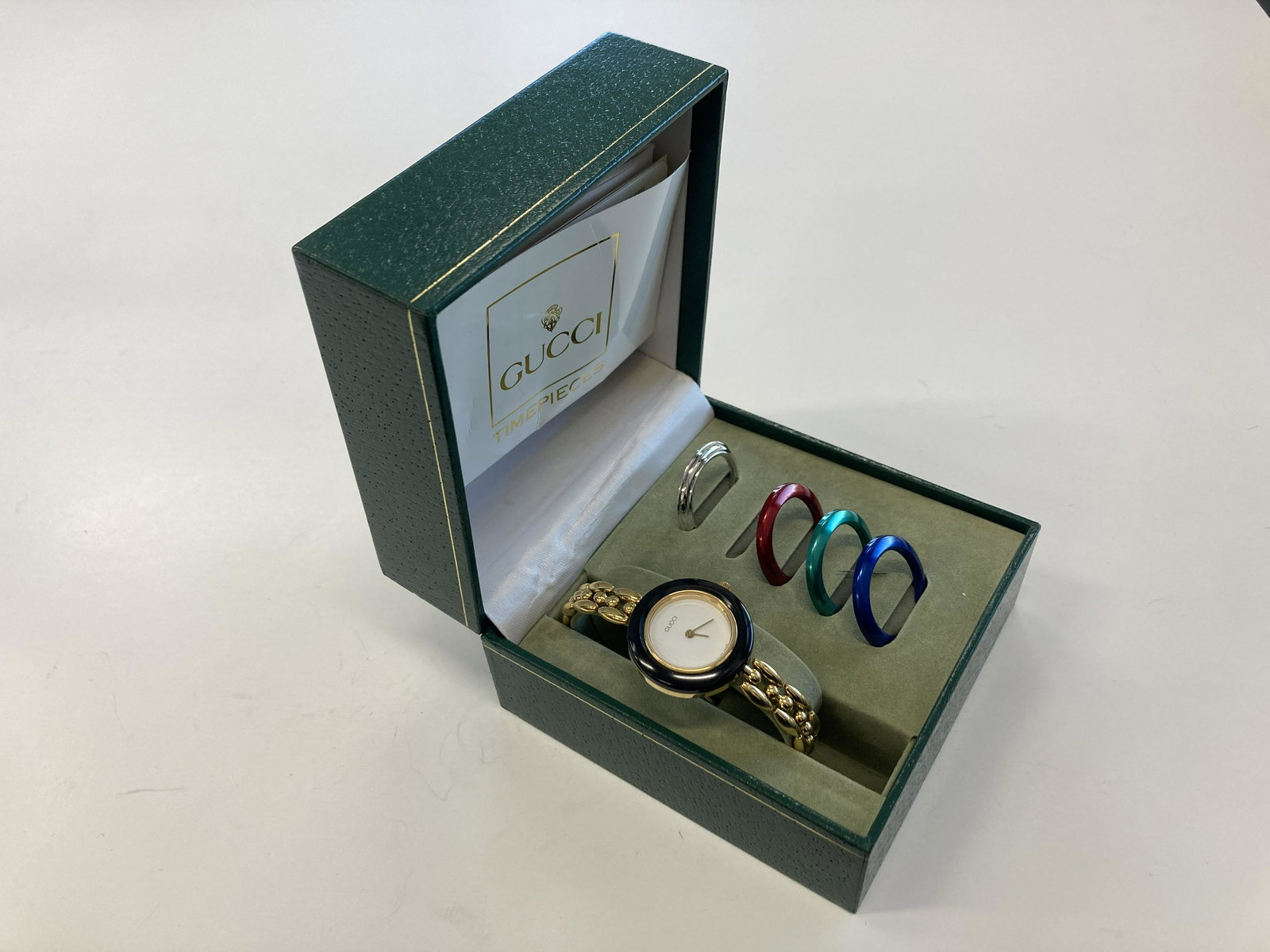 VINTAGE GUCCI 11/12.2 GOLD FILLED BATTERY WOMEN WATCH: VINTAGE GUCCI 11/12.2 GOLD FILLED BATTERY WOMEN WATCH /b> CONDITION : PRE-OWNED - RUN Diameter: 26 MM *We can't garantee that the watch keeps accurate time, it wasn't tested long enough* SHIPPING FEE