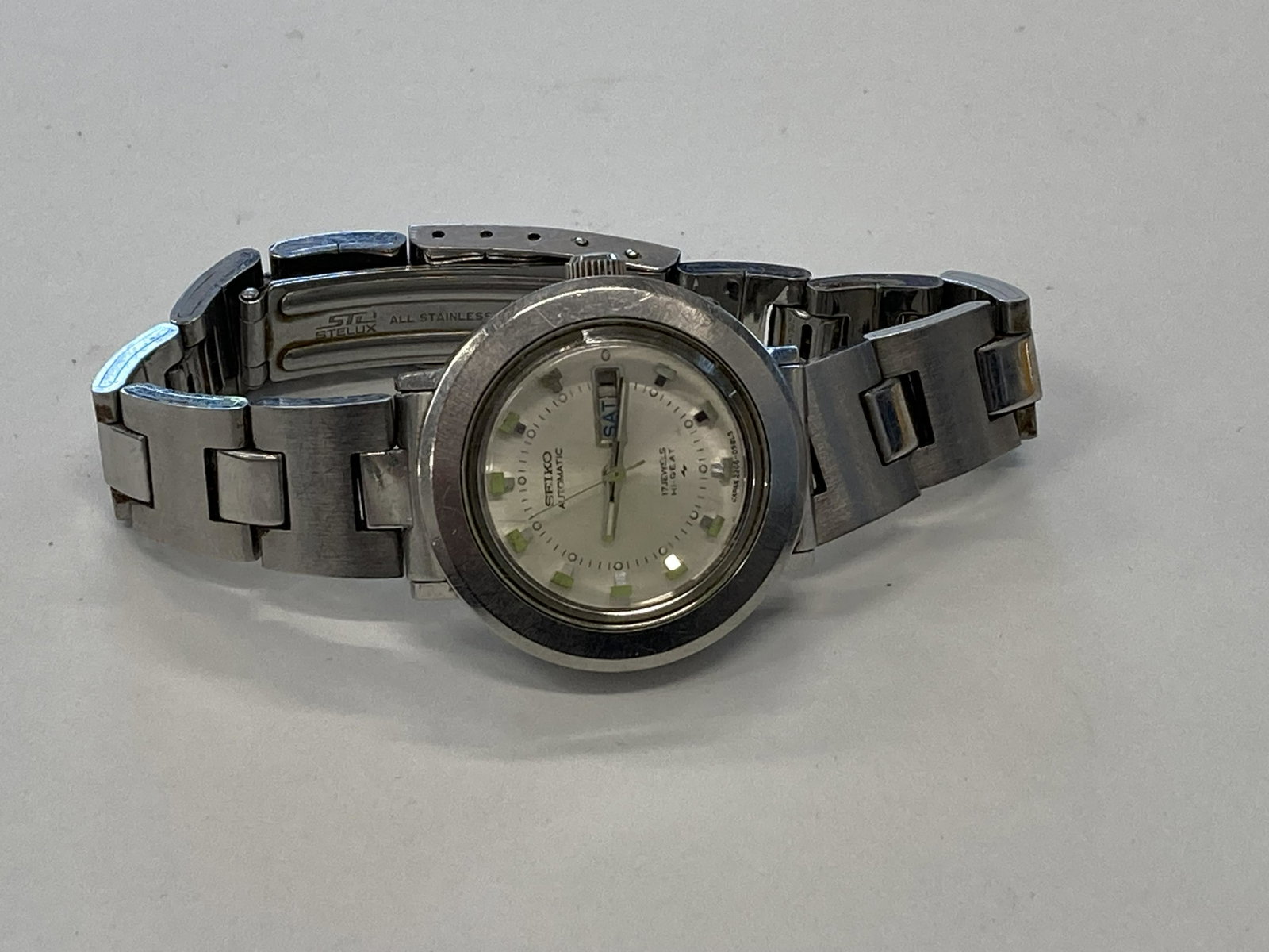 VINTAGE SEIKO 2006-0660 AUTOMATIC WOMENS WATCH: VINTAGE SEIKO 2006-0660 AUTOMATIC WOMENS WATCH CONDITION : PRE-OWNED - DOESN`T RUN Diameter: 29 MM *We can't garantee that the watch keeps accurate time, it wasn't tested long enough* SHIPPING FEE CAN