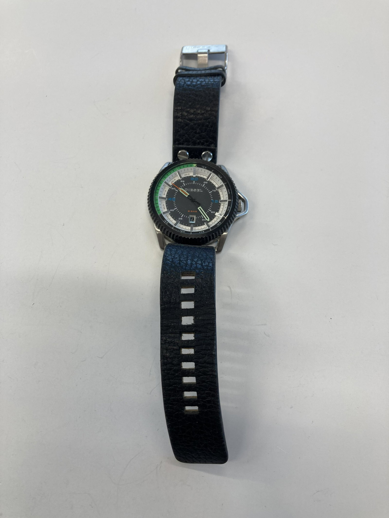 DIESEL DZ-1717 BATTERY MEN`S WATCH: DIESEL DZ-1717 BATTERY MEN`S WATCH /b> CONDITION : PRE-OWNED - RUN Diameter: 51 MM *We can't garantee that the watch keeps accurate time, it wasn't tested long enough* SHIPPING FEE CANADA 15.00$ USA 2
