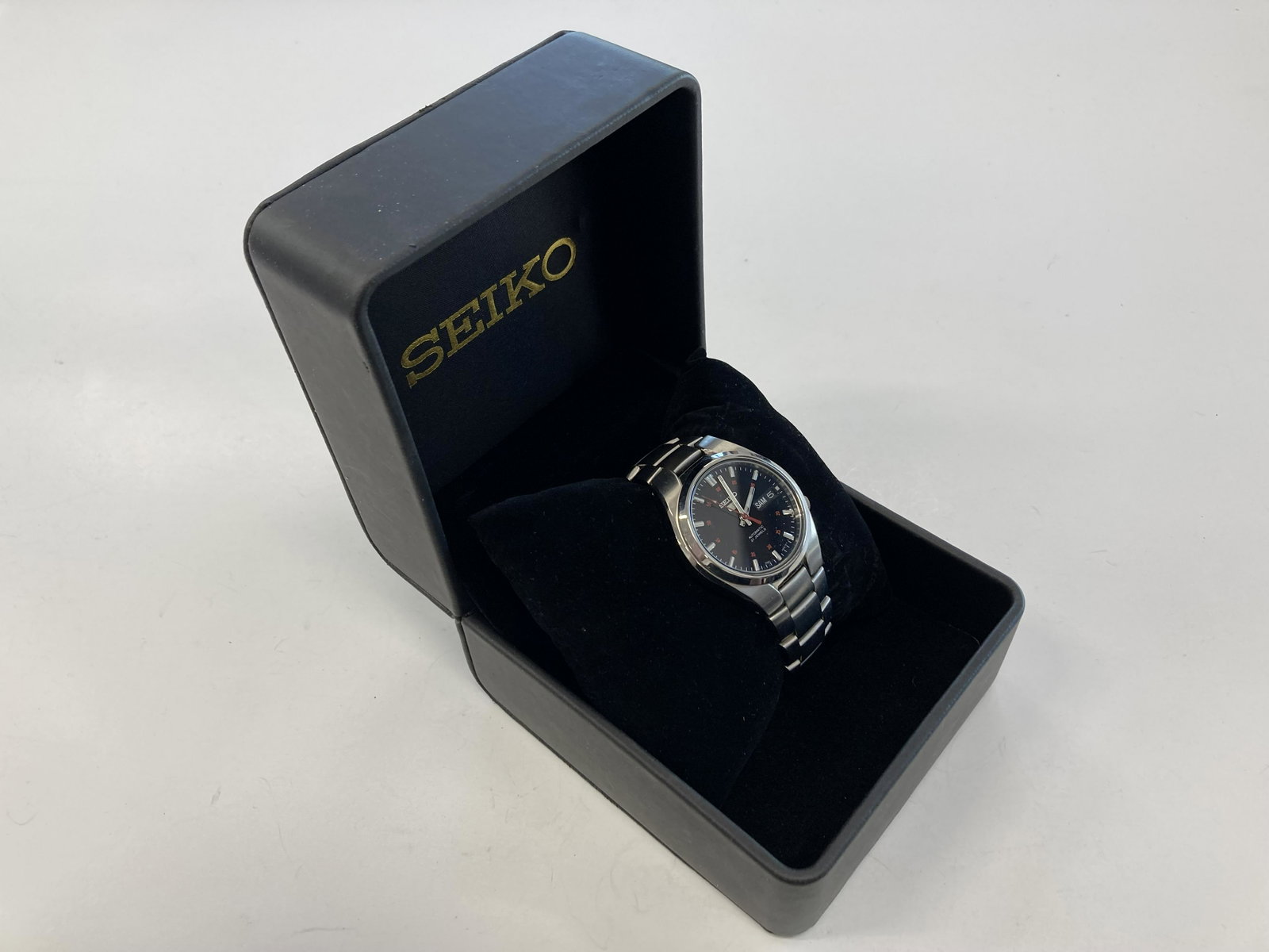 SEIKO 7526-02F0 AUTOMATIV MEN`S WATCH WITH BOX: SEIKO 7526-02F0 AUTOMATIV MEN`S WATCH WITH BOX /b> CONDITION : PRE-OWNED - RUN DIAMETER : 37 MM *We can't garantee that the watch keeps accurate time, it wasn't tested long enough* SHIPPING FEE CANADA