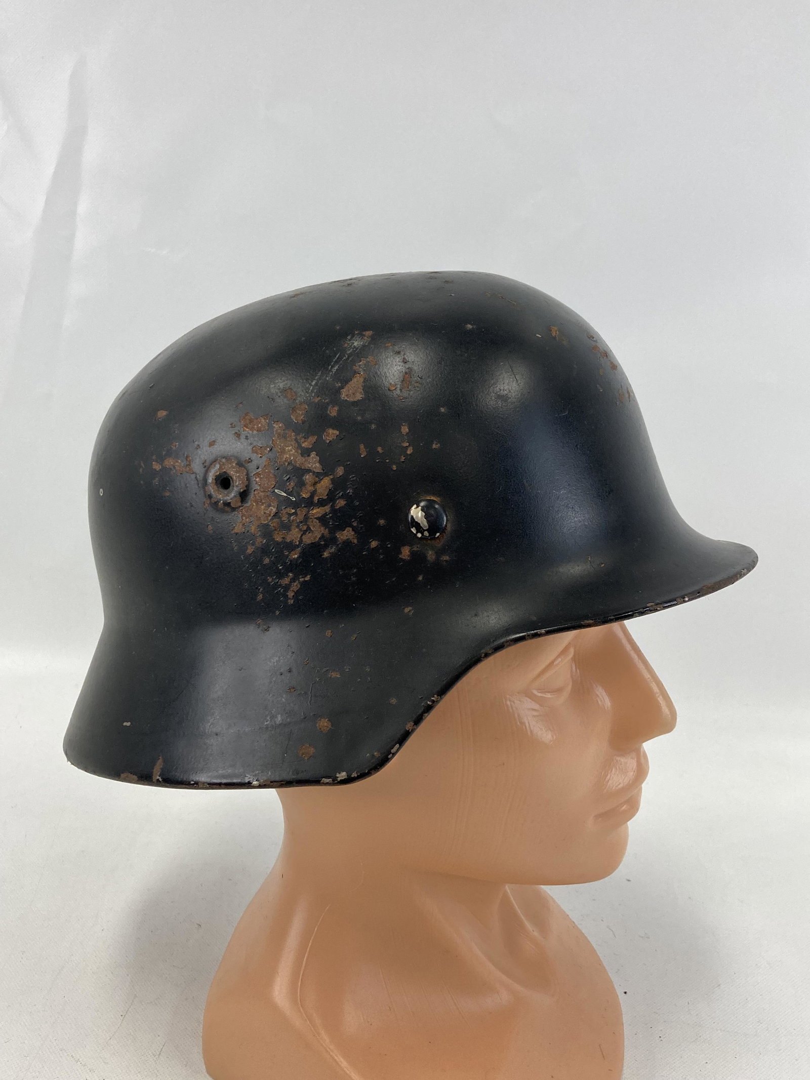 1939-45 GERMAN ARMY HELMET (1 of 3)