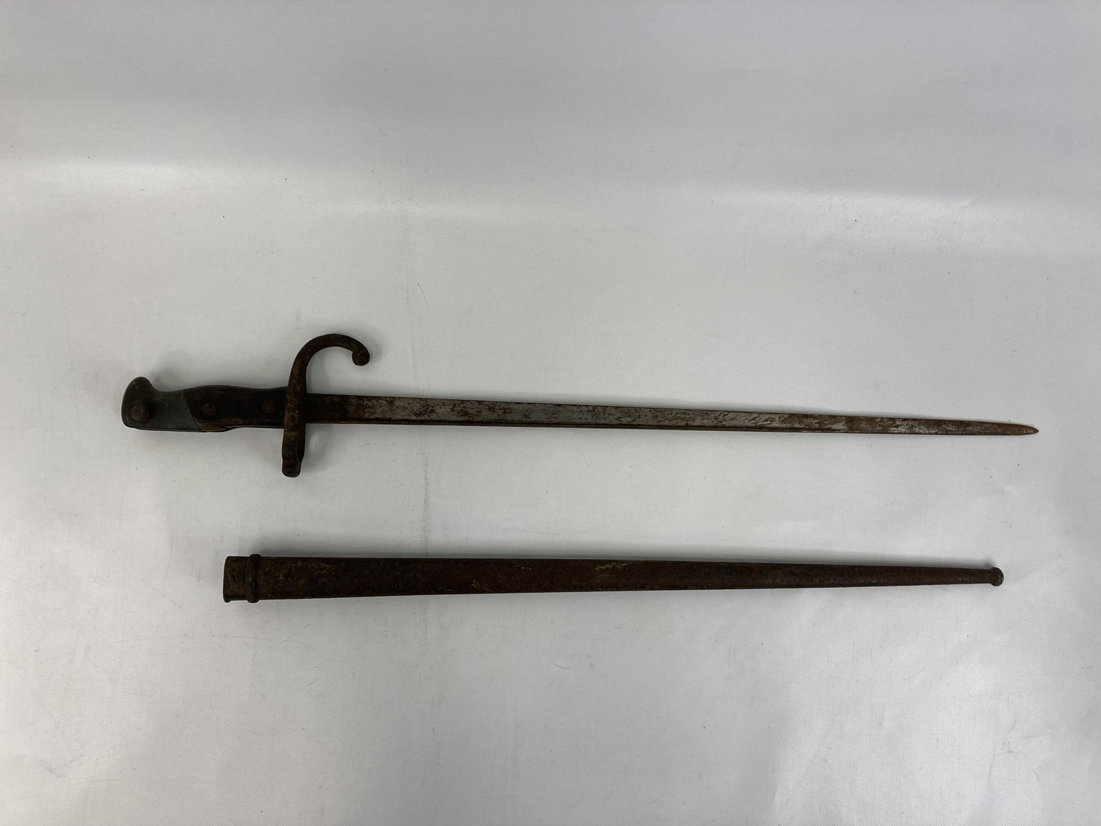 1914-18 WW1 ARMY BAYONET: 1914-18 WW1 ARMY BAYONET PRE-OWNED SIZE: 26 INCHES LONG SHIPPING FEE CANADA 20.00$ USA 25.00$ Combined shipping is available for an extra fee, but only on items won on the same date. *All prices are i