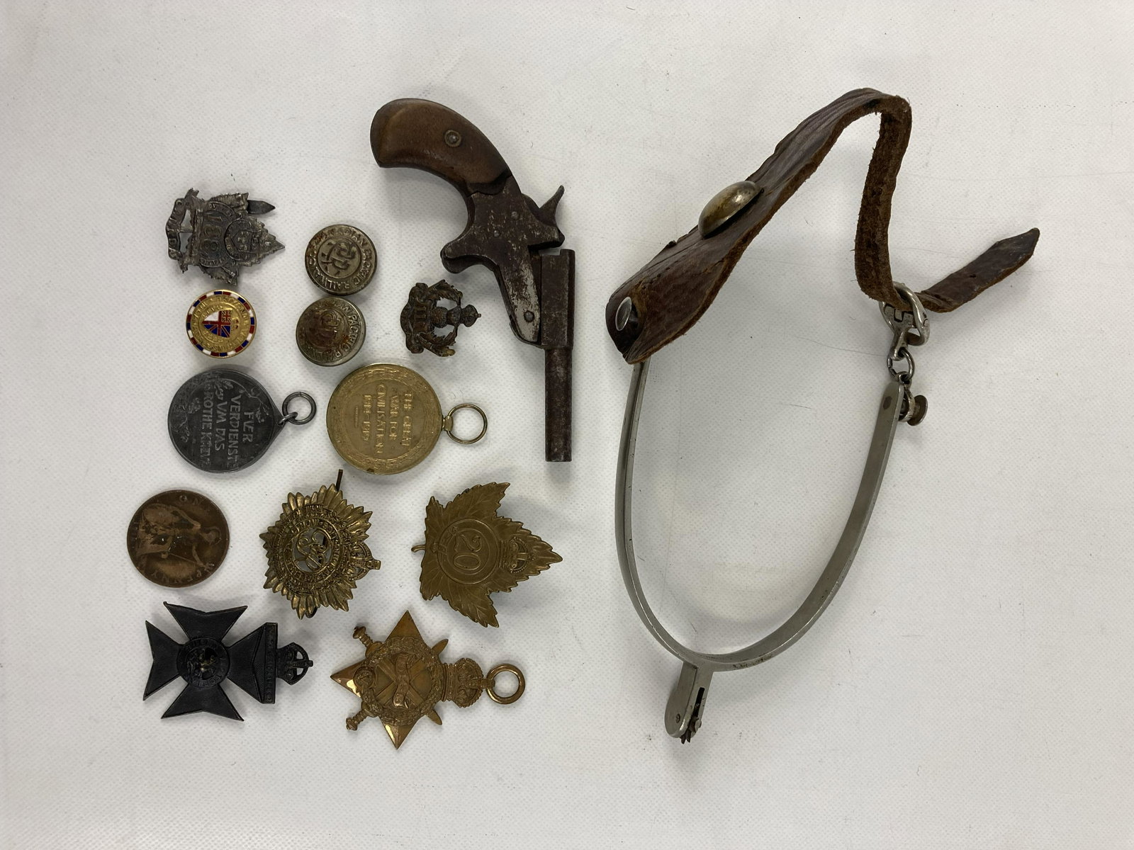 1914-18 WW1 CANADA ARMY MEDAL , BADGES & OTHERS LOT OF 13: 1914-18 WW1 CANADA ARMY MEDAL , BADGES & OTHERS LOT OF 13 PRE-OWNED SHIPPING FEE CANADA 15.00$ USA 20.00$ Combined shipping is available for an extra fee, but only on items won on the same date. *All 