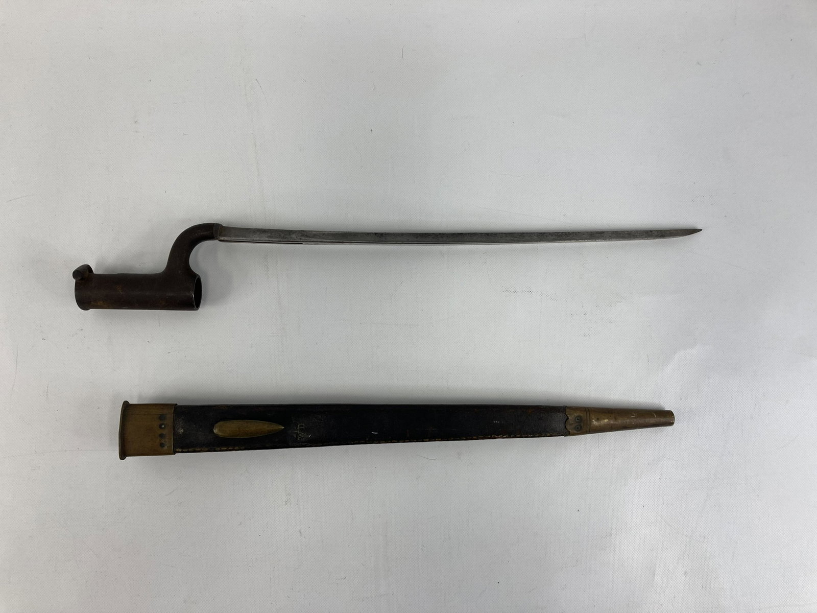 PRE-WW1 BRITISH ARMY BAYONET: PRE-WW1 BRITISH ARMY BAYONET PRE-OWNED SIZE: 17 5/8 INCHES LONG SHIPPING FEE CANADA 15.00$ USA 20.00$ Combined shipping is available for an extra fee, but only on items won on the same date. *All pric