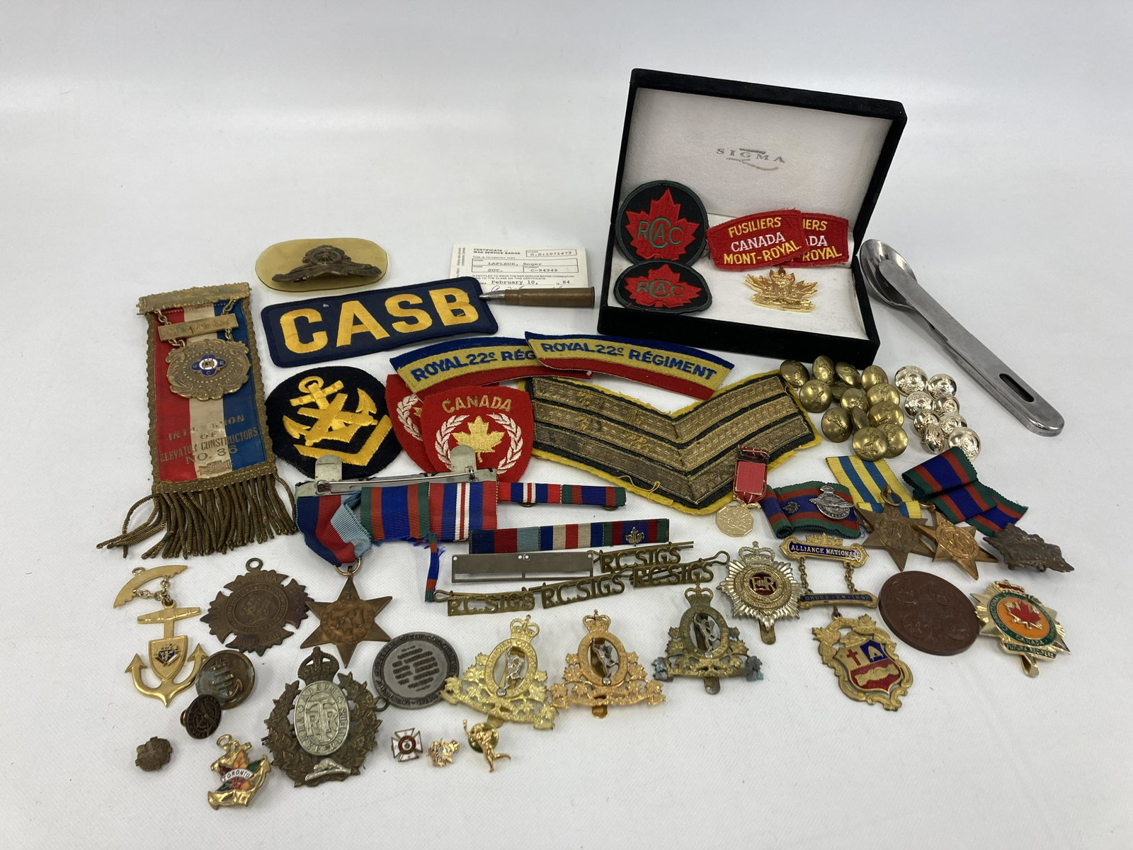 1939-45 WW2 CANADA BADGES MEDAL & OTHERS LOT OF 60: 1939-45 WW2 CANADA BADGES MEDAL & OTHERS LOT OF 60 PRE-OWNED SHIPPING FEE CANADA 20.00$ USA 25.00$ Combined shipping is available for an extra fee, but only on items won on the same date. *All prices 