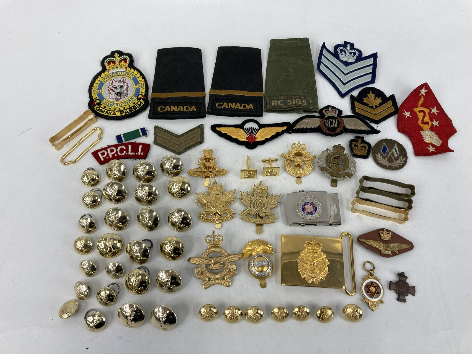 VINTAGE CANADA ARMY BADGES, BUTTON & PATCHES LOT OF 60 (1 of 4)