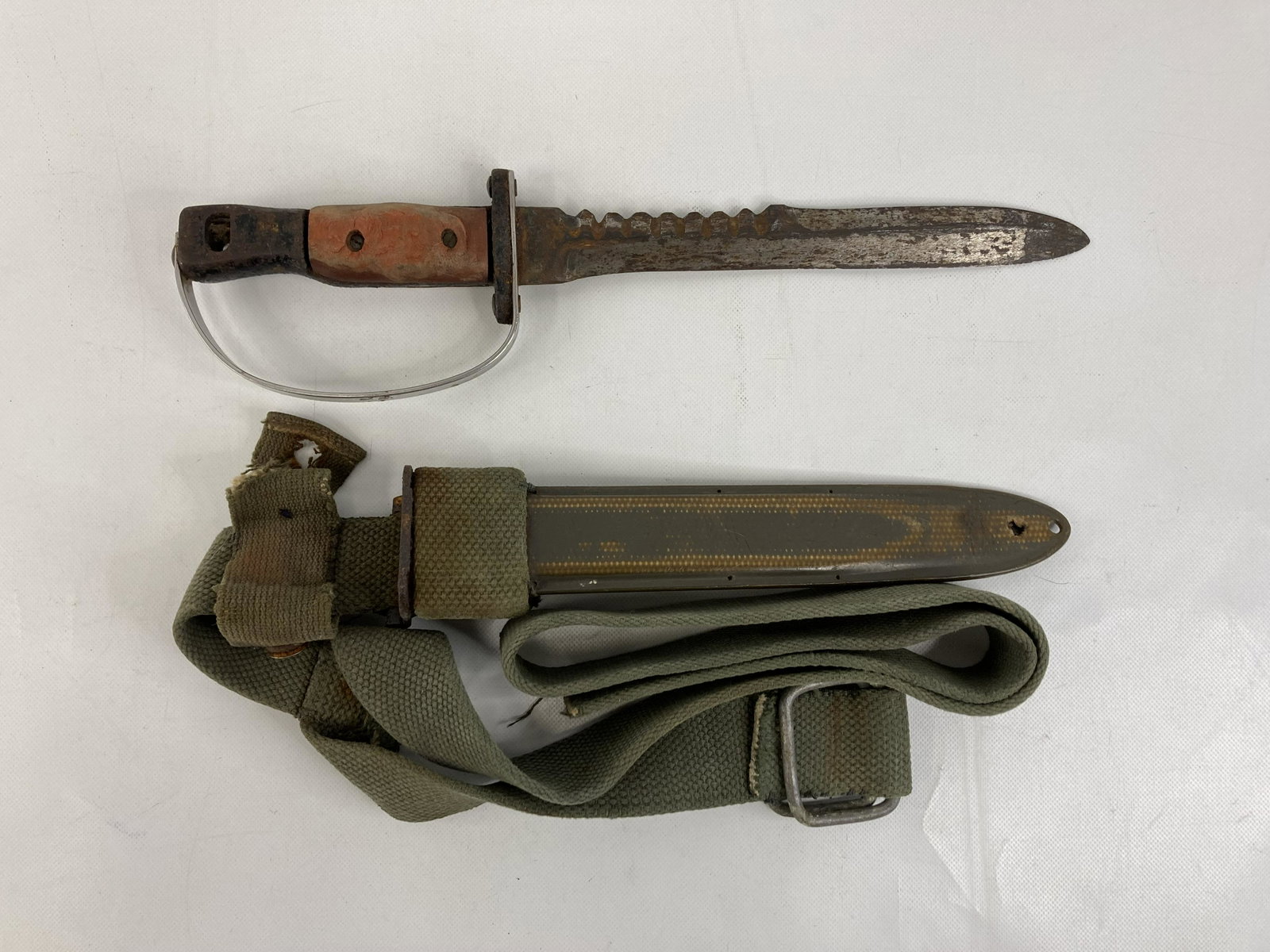 POST WW2 ARMY BAYONET: POST WW2 ARMY BAYONET PRE-OWNED SIZE: 14 1/4 INCHES LONG SHIPPING FEE CANADA 20.00$ USA 25.00$ Combined shipping is available for an extra fee, but only on items won on the same date. *All prices are 