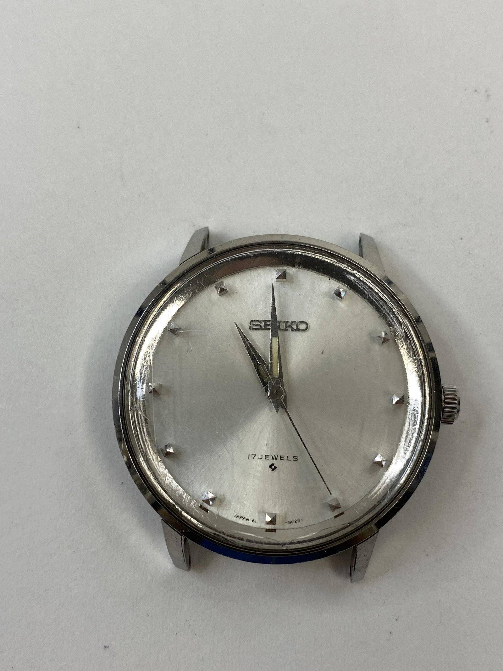 VINTAGE SEIKO 61-8019 AUTOMATIC MEN'S WATCH: VINTAGE SEIKO 61-8019 AUTOMATIC MEN'S WATCH CONDITION: PRE-OWNED / RUNS Diameter: 35 MM *We can't garantee that the watch keeps accurate time, it wasn't tested long enough* SHIPPING FEE CANADA 15.00$ 