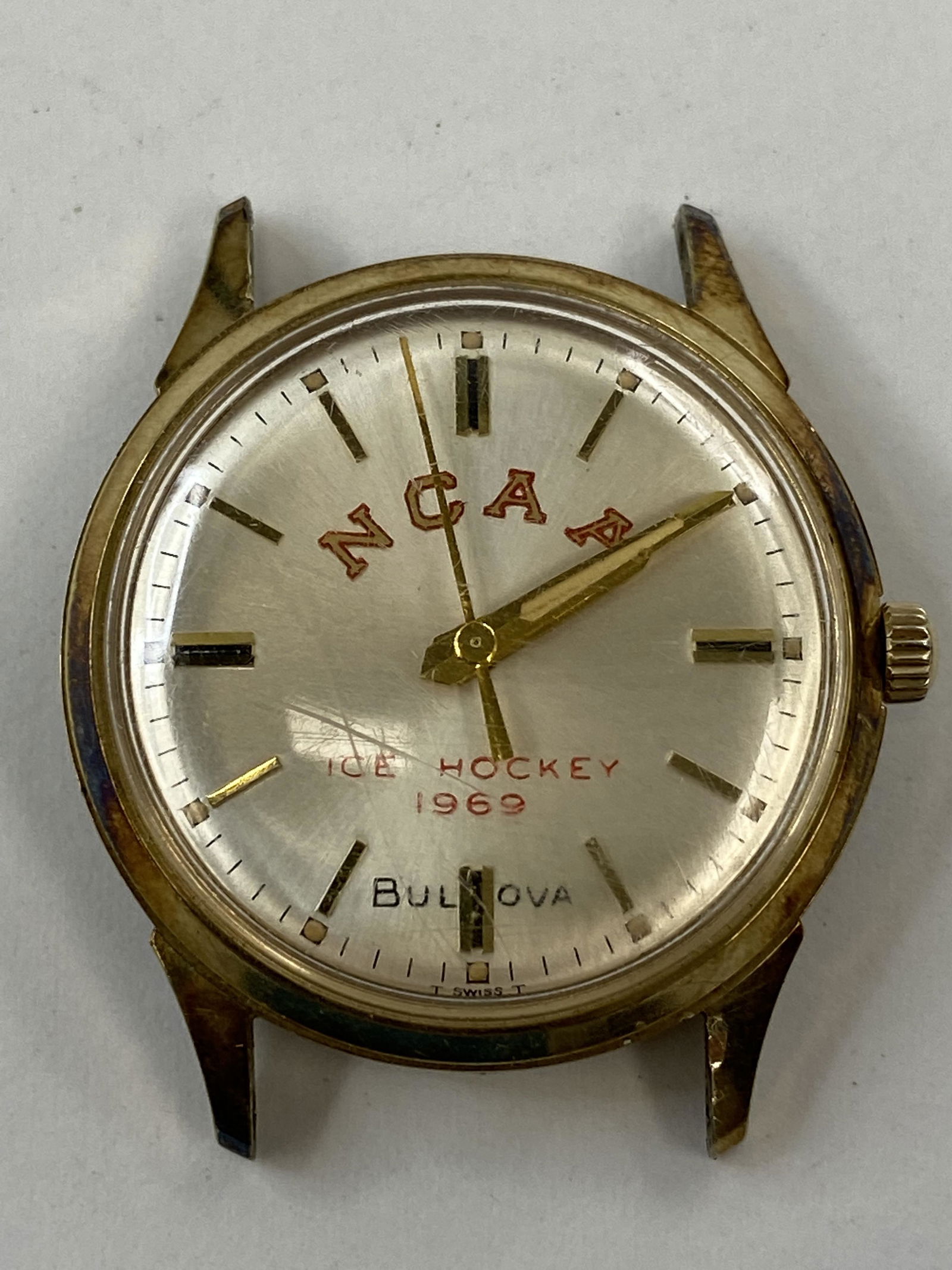 VINTAGE BULOVA NCAA ICE HOCKEY 1969 GOLD FILLED WIND-UP MEN'S WATCH: VINTAGE BULOVA NCAA ICE HOCKEY 1969 GOLD FILLED WIND-UP MEN'S WATCH CONDITION: PRE-OWNED / RUNS Diameter: 32 MM *We can't garantee that the watch keeps accurate time, it wasn't tested long enough* SHI