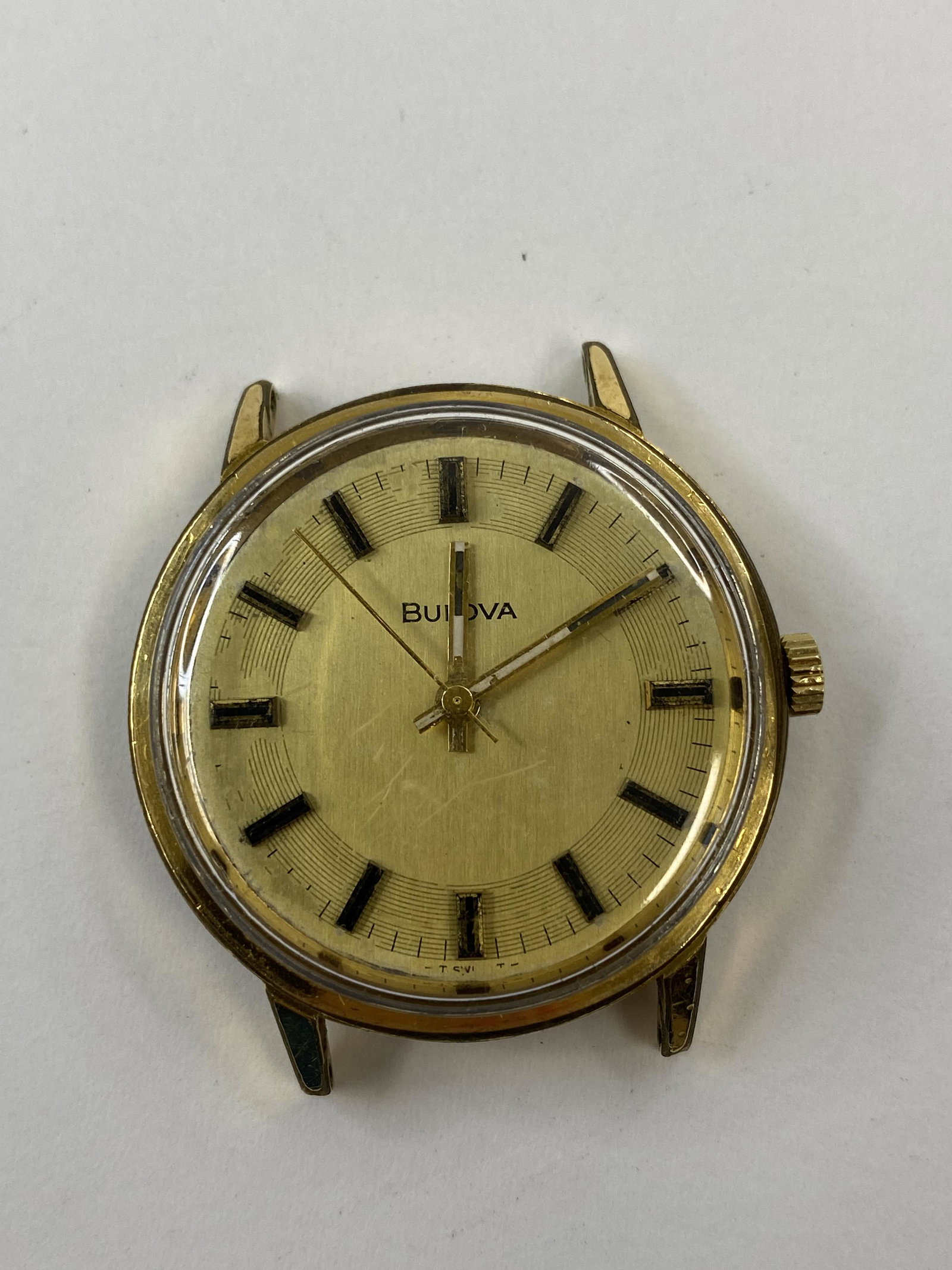 VINTAGE BULOVA GOLD FILLED WIND-UP MEN'S WATCH: VINTAGE BULOVA GOLD FILLED WIND-UP MEN'S WATCH CONDITION: PRE-OWNED / RUNS Diameter: 35 MM *We can't garantee that the watch keeps accurate time, it wasn't tested long enough* SHIPPING FEE CANADA 15.0