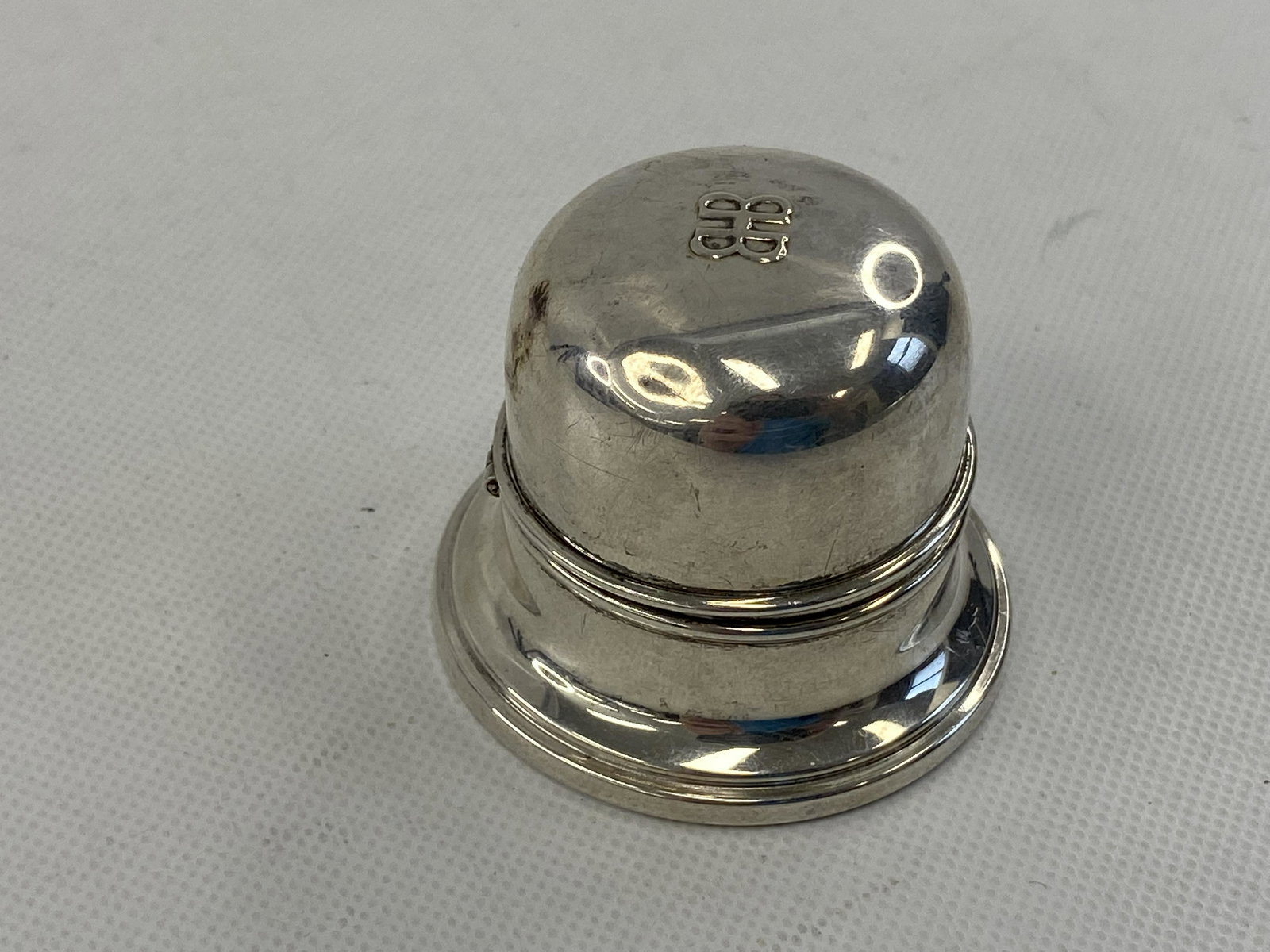 VINTAGE BIRKS STERLING SILVER RING BOX: VINTAGE BIRKS STERLING SILVER RING BOX CONDITION: PRE-OWNED SHIPPING FEE CANADA 10.00$ USA 15.00$ Combined shipping is available for an extra fee, but only on items won on the same date. *All prices a