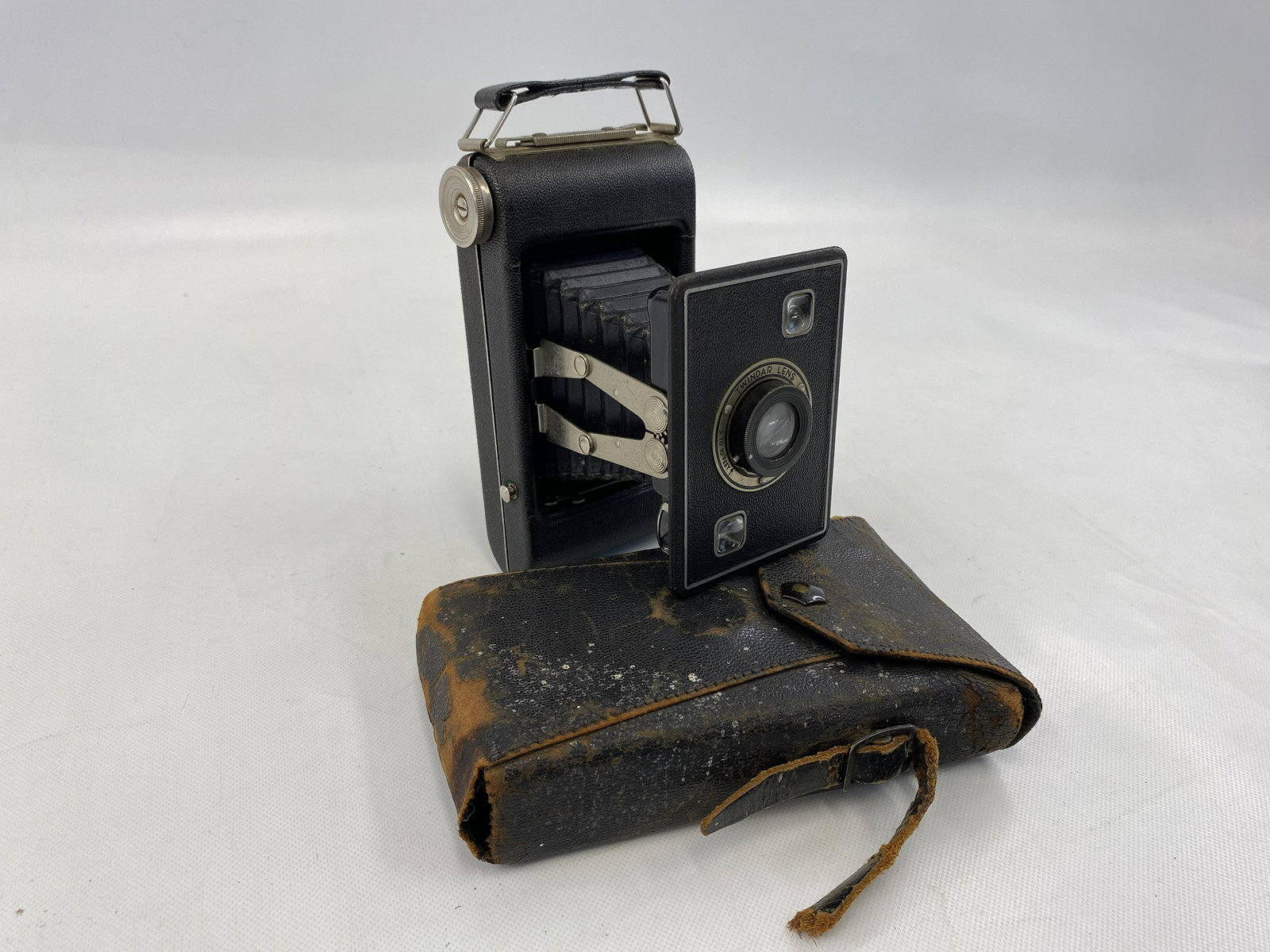 VINTAGE CAMERA & CASE (1 of 8)