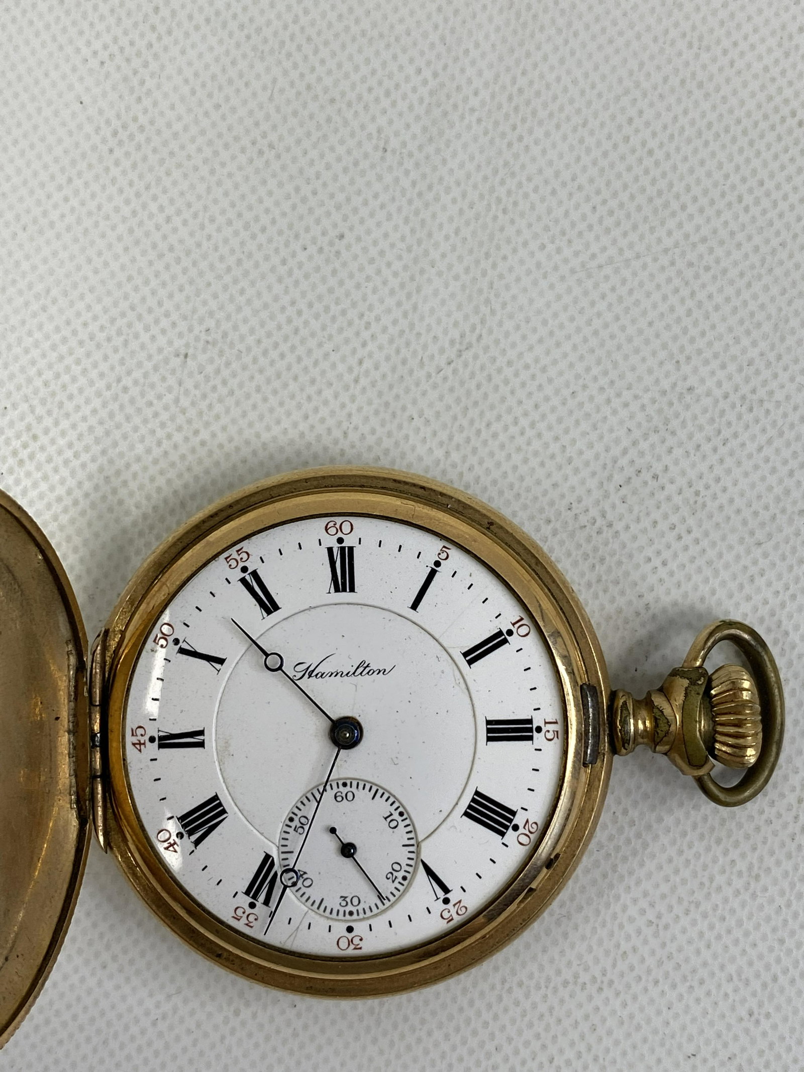 ANTIQUE HAMILTON GOLD-FILLED 17 JEWELS POCKET WATCH: ANTIQUE HAMILTON GOLD-FILLED 17 JEWELS POCKET WATCH CONDITION: PRE-OWNED / DOESN'T RUNS Diameter: 2 INCHES *We can't garantee that the watch keeps accurate time, it wasn't tested long enough* SHIPPING