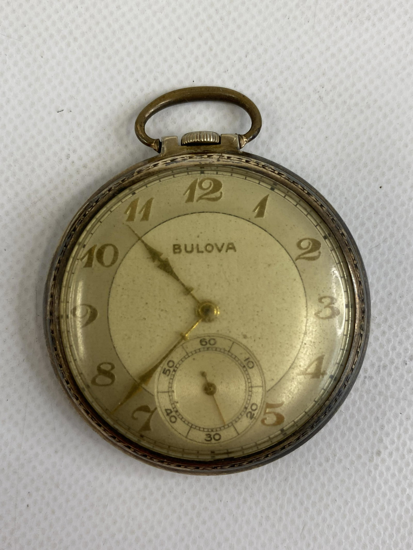 ANTIQUE BULOVA GOLD-FILLED 17 JEWELS POCKET WATCH: ANTIQUE BULOVA GOLD-FILLED 17 JEWELS POCKET WATCH CONDITION: PRE-OWNED / DOESN'T RUNS Diameter: 1 3/4 INCHES *We can't garantee that the watch keeps accurate time, it wasn't tested long enough* SHIPPI