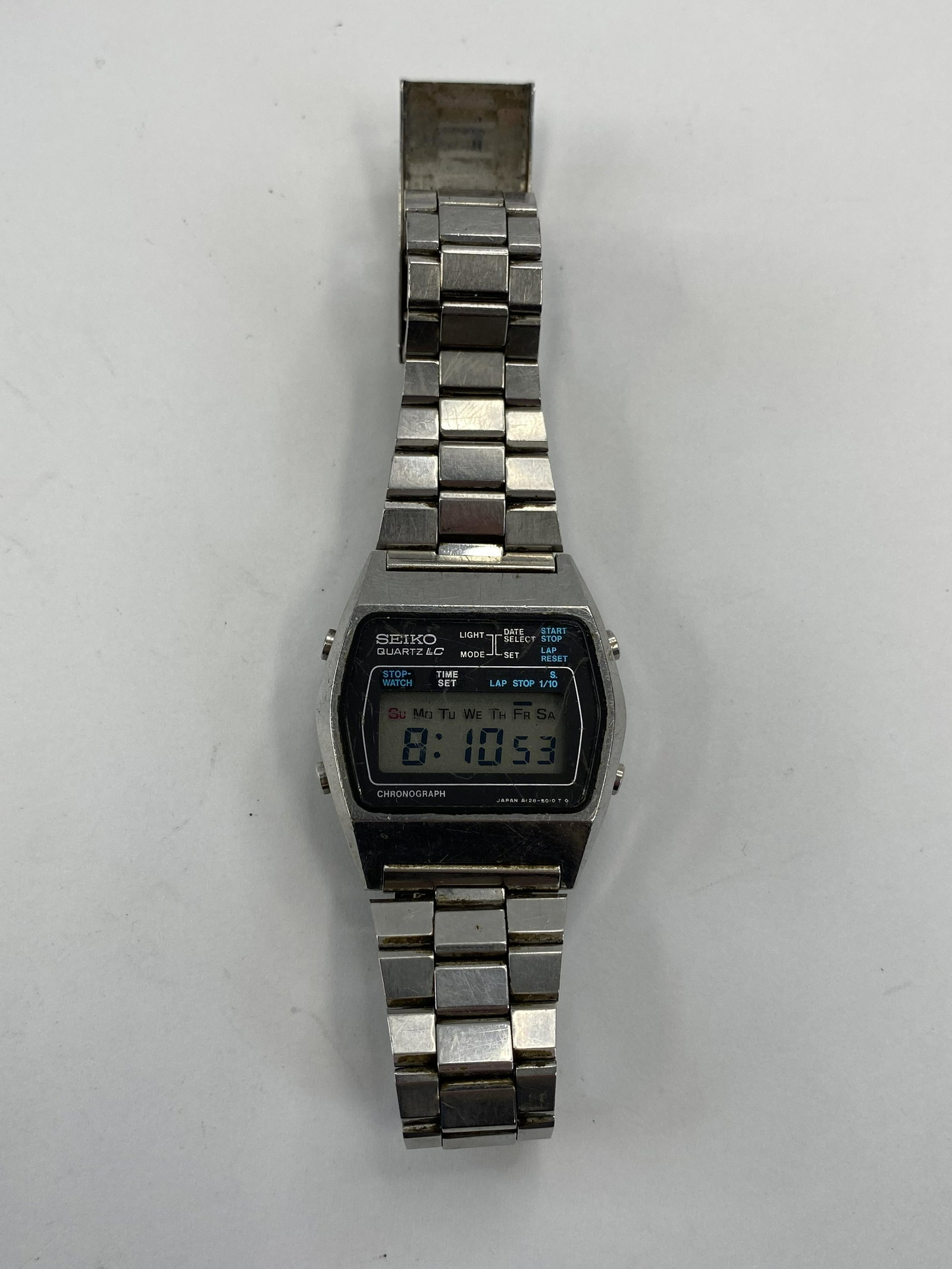 VINTAGE SEIKO A128-5019 BATTERY MEN'S WATCH: VINTAGE SEIKO A128-5019 BATTERY MEN'S WATCH CONDITION: PRE-OWNED / RUNS Diameter: 36 MM *We can't garantee that the watch keeps accurate time, it wasn't tested long enough* SHIPPING FEE CANADA 15.00$ 