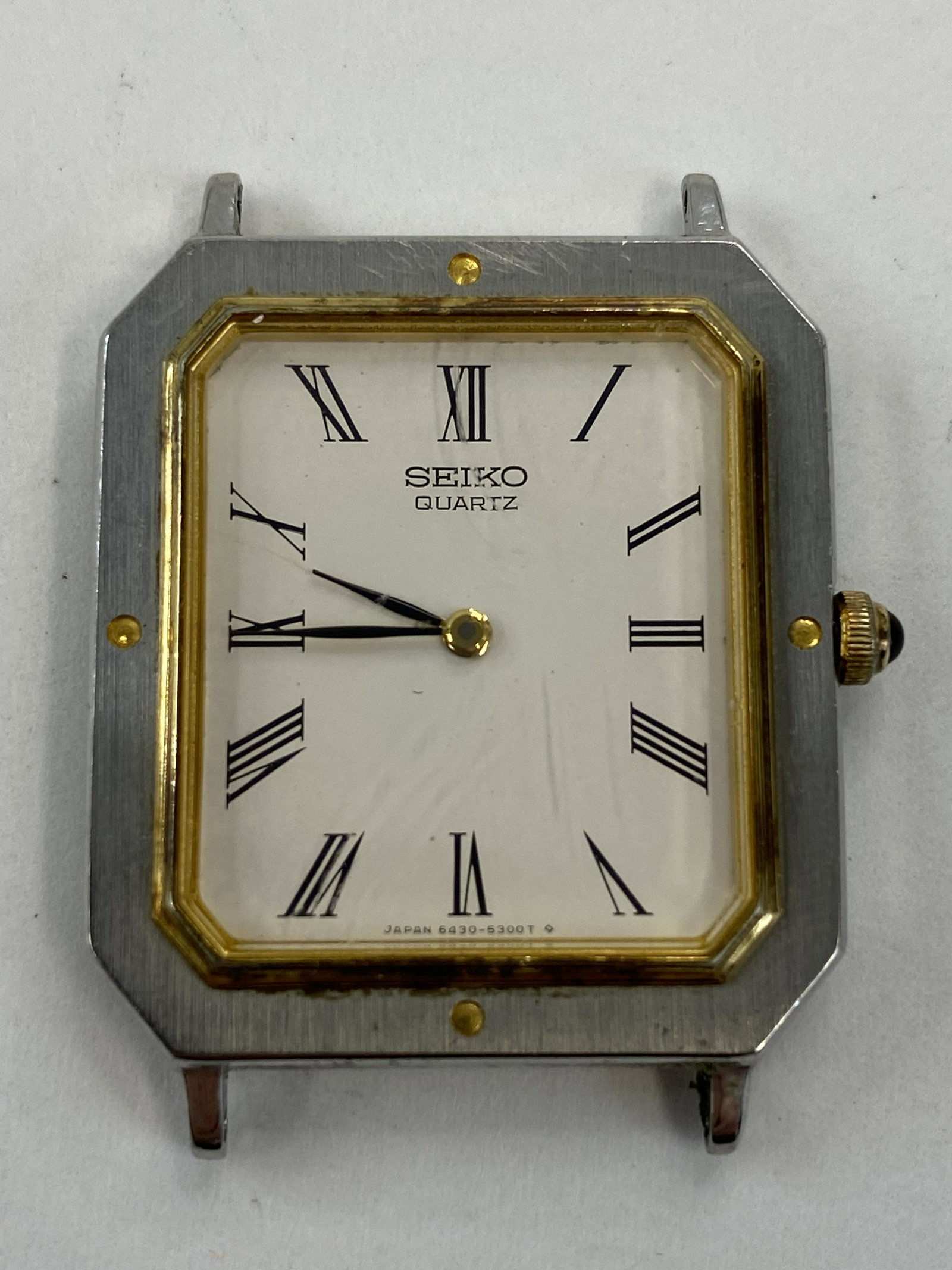 VINTAGE SEIKO 6430-5150 BATTERY MEN'S WATCH: VINTAGE SEIKO 6430-5150 BATTERY MEN'S WATCH CONDITION: PRE-OWNED / RUNS Diameter: 27 MM *We can't garantee that the watch keeps accurate time, it wasn't tested long enough* SHIPPING FEE CANADA 15.00$ 