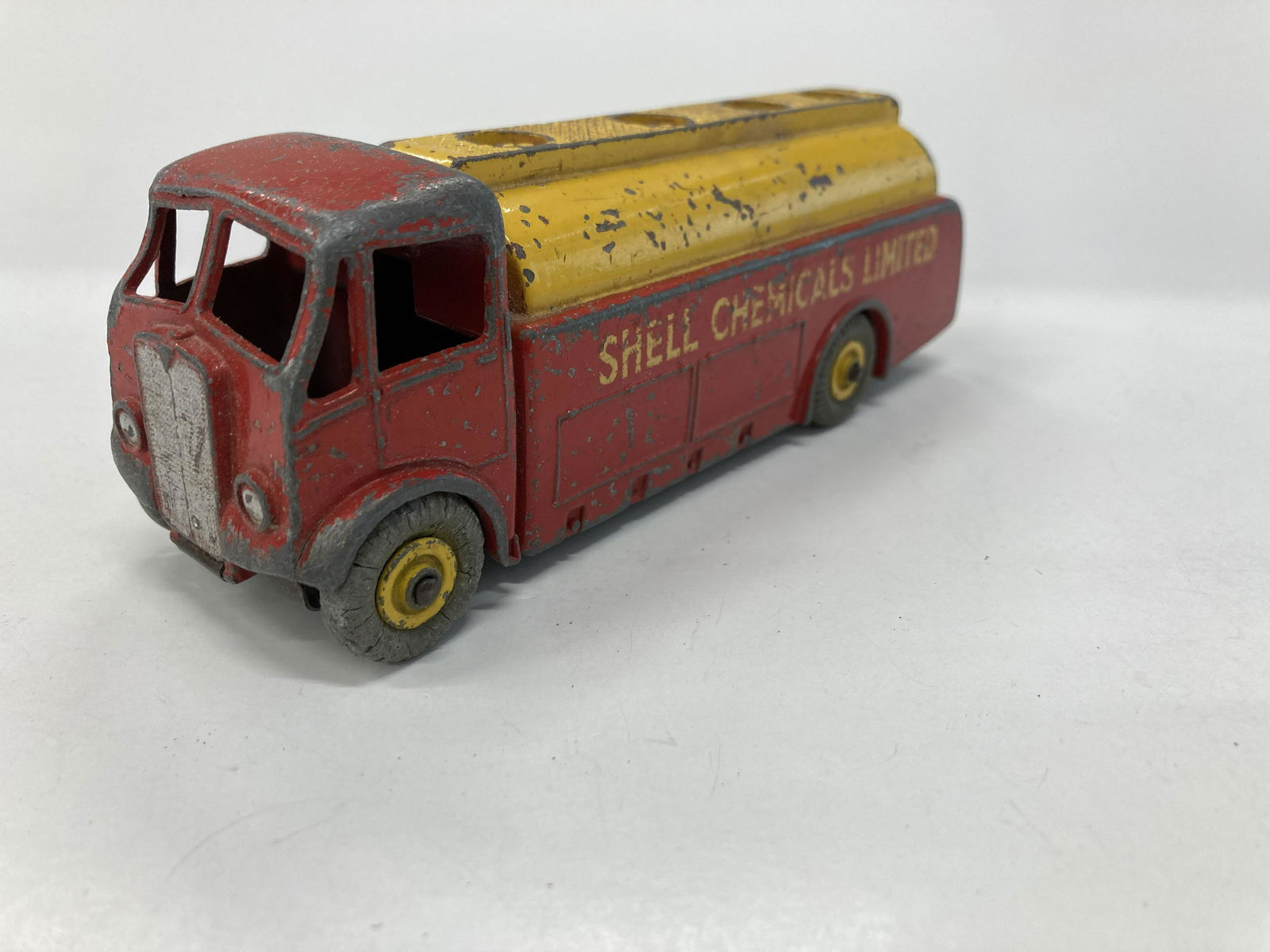 VINTAGE DINKY TOYS SHELL A.E.C. MONARCH THOMPSON TANK: VINTAGE DINKY TOYS SHELL A.E.C. MONARCH THOMPSON TANK CONDITION: PRE-OWNED SHIPPING FEE CANADA 10.00$ USA 15.00$ Combined shipping is available for an extra fee, but only on items won on the same date