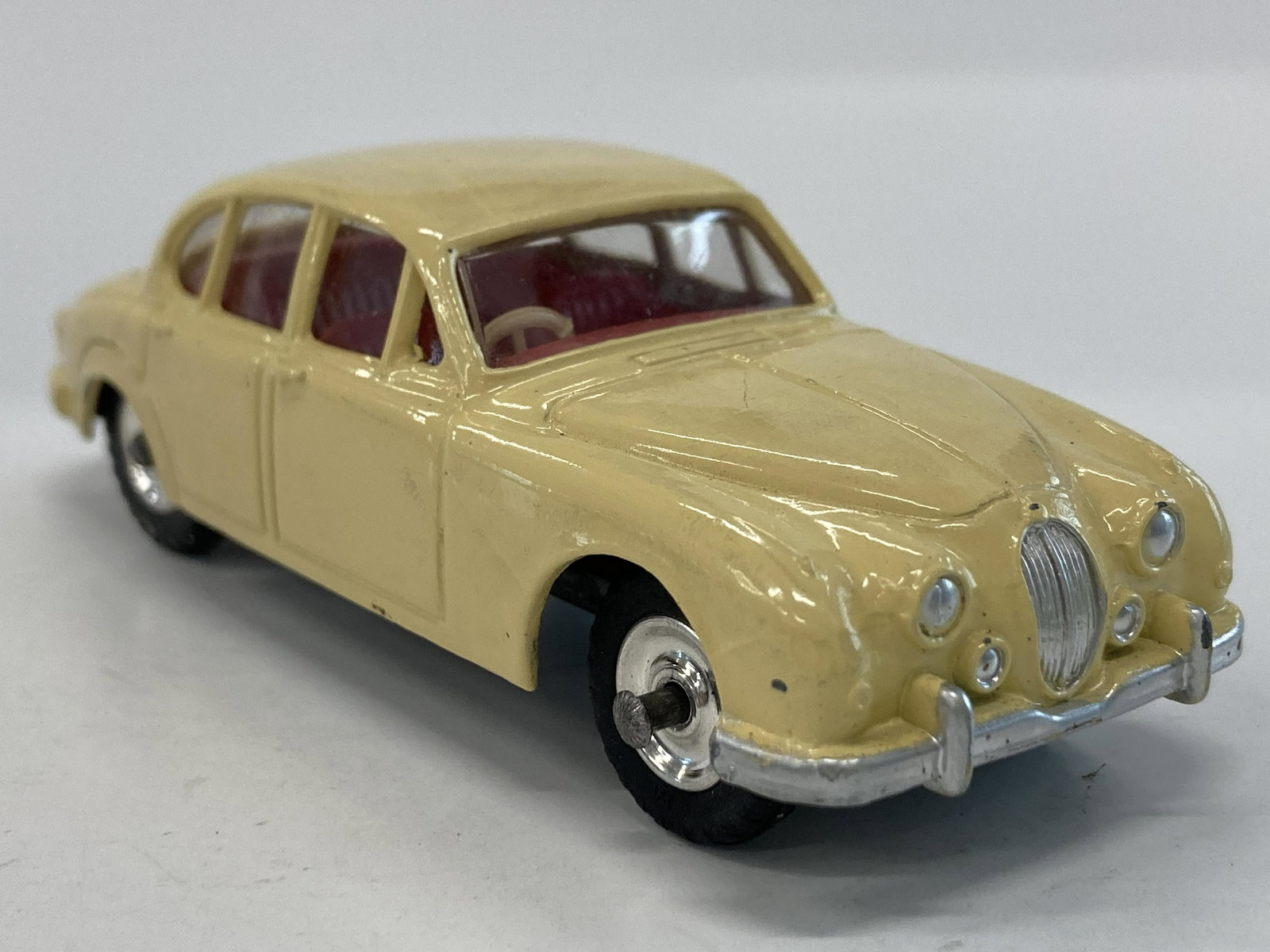 VINTAGE DINKY TOYS JAGUAR 3.4 LITRE#195 (1 of 3)