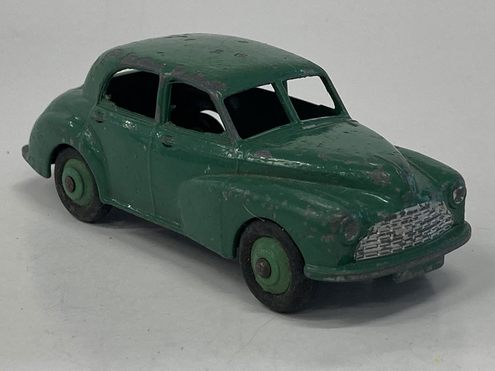 VINTAGE DINKY TOYS MORRIS OXFORD (1 of 3)