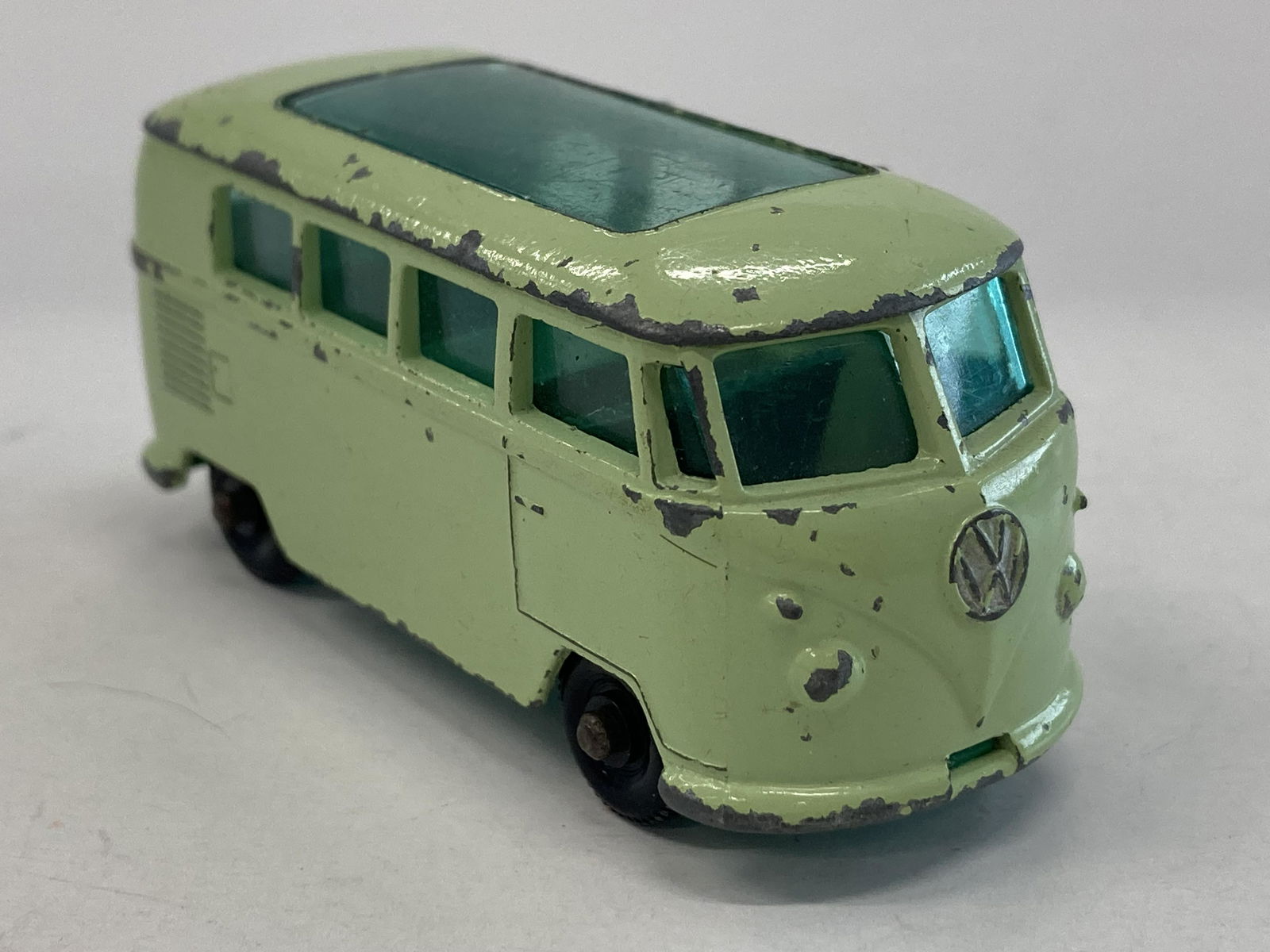 VINTAGE MATCHBOX TOYS VOLKSWAGEN CARAVETTE #34: VINTAGE MATCHBOX TOYS VOLKSWAGEN CARAVETTE #34 CONDITION: PRE-OWNED SHIPPING FEE CANADA 10.00$ USA 15.00$ Combined shipping is available for an extra fee, but only on items won on the same date. *All