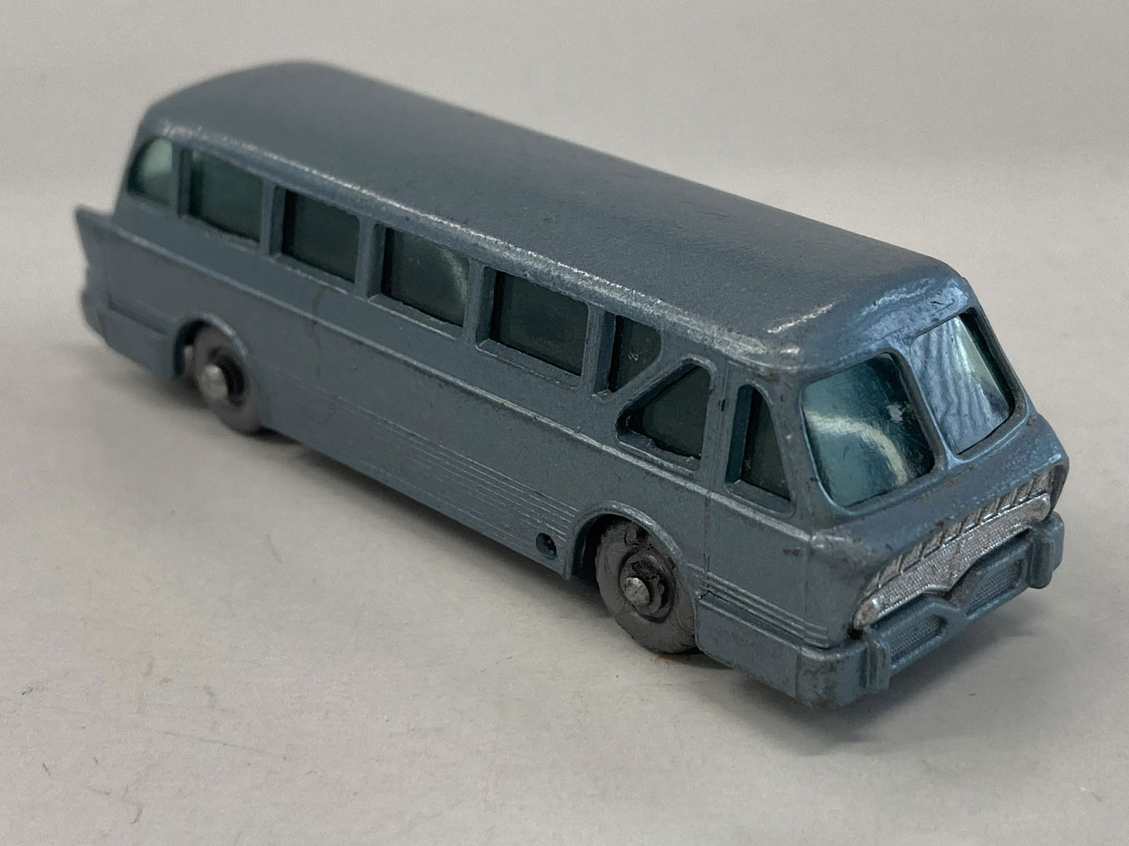 VINTAGE MATCHBOX TOYS LEYLAND ROYAL TIGER COACH #40: VINTAGE MATCHBOX TOYS LEYLAND ROYAL TIGER COACH #40 CONDITION: PRE-OWNED SHIPPING FEE CANADA 10.00$ USA 15.00$ Combined shipping is available for an extra fee, but only on items won on the same date.
