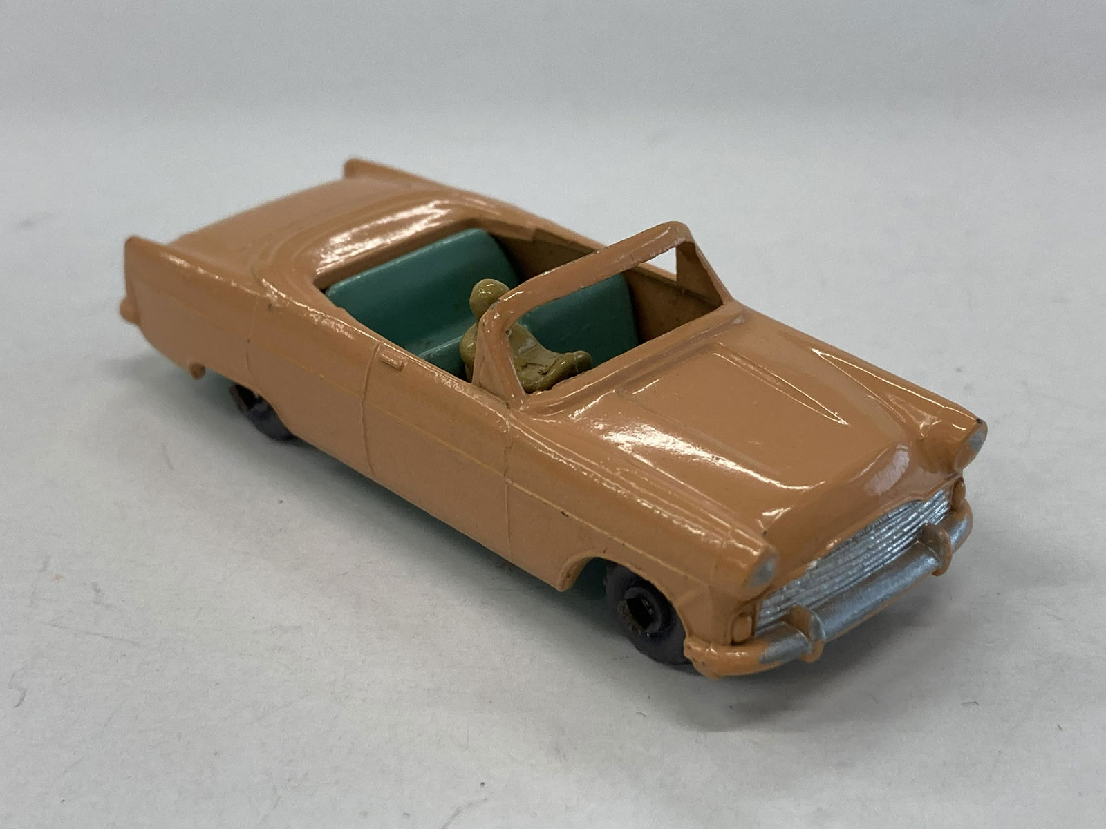 VINTAGE MATCHBOX TOYS FORD ZODIAC CONVERTIBLE #39: VINTAGE MATCHBOX TOYS FORD ZODIAC CONVERTIBLE #39 CONDITION: PRE-OWNED SHIPPING FEE CANADA 10.00$ USA 15.00$ Combined shipping is available for an extra fee, but only on items won on the same date. *
