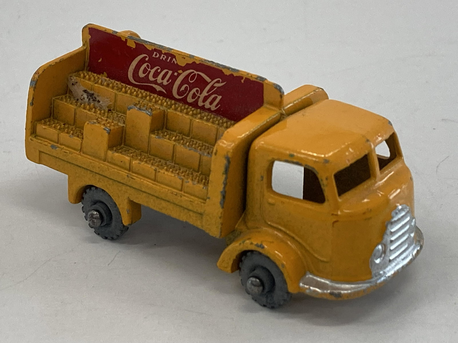 VINTAGE MATCHBOX TOYS KARRIER BANTAM 2 TON #37: VINTAGE MATCHBOX TOYS KARRIER BANTAM 2 TON #37 CONDITION: PRE-OWNED SHIPPING FEE CANADA 10.00$ USA 15.00$ Combined shipping is available for an extra fee, but only on items won on the same date. *All