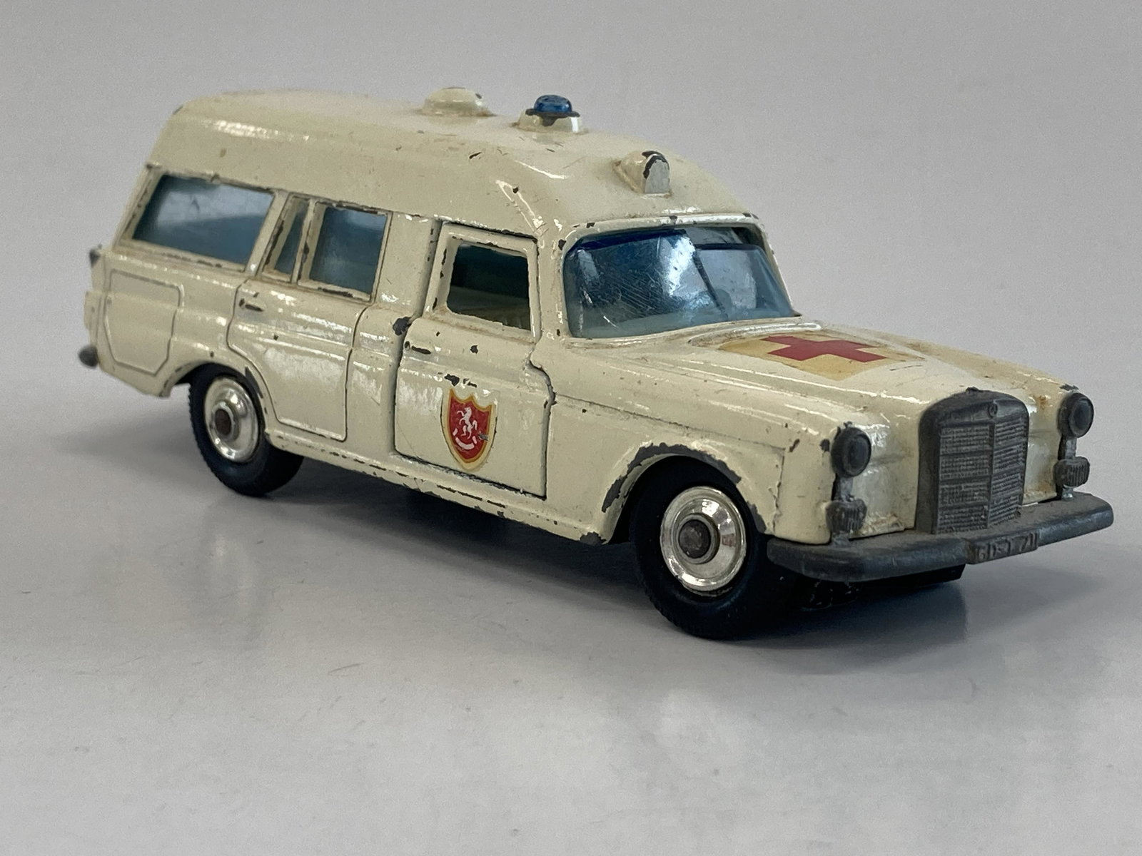 VINTAGE MATCHBOX TOYS KING SIZE MERCEDES BENZ "BINZ" AMBULANCE #K6: VINTAGE MATCHBOX TOYS KING SIZE MERCEDES BENZ "BINZ" AMBULANCE #K6 CONDITION: PRE-OWNED SHIPPING FEE CANADA 10.00$ USA 15.00$ Combined shipping is available for an extra fee, but only on items won on