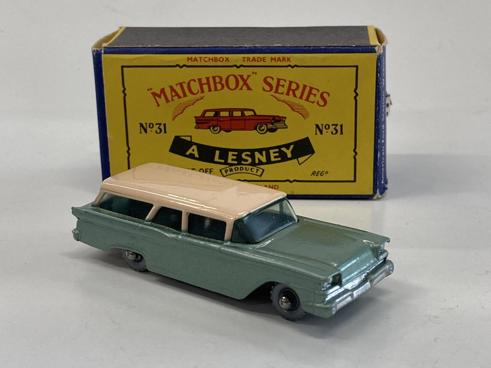 VINTAGE MATCHBOX TOYS FORD STATION WAGON #31 & BOX (1 of 6)