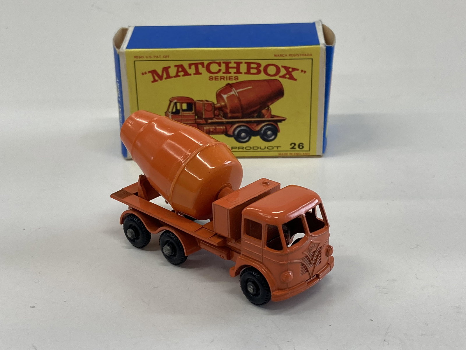 VINTAGE MATCHBOX TOYS CEMENT LORRY #26 & BOX (1 of 6)