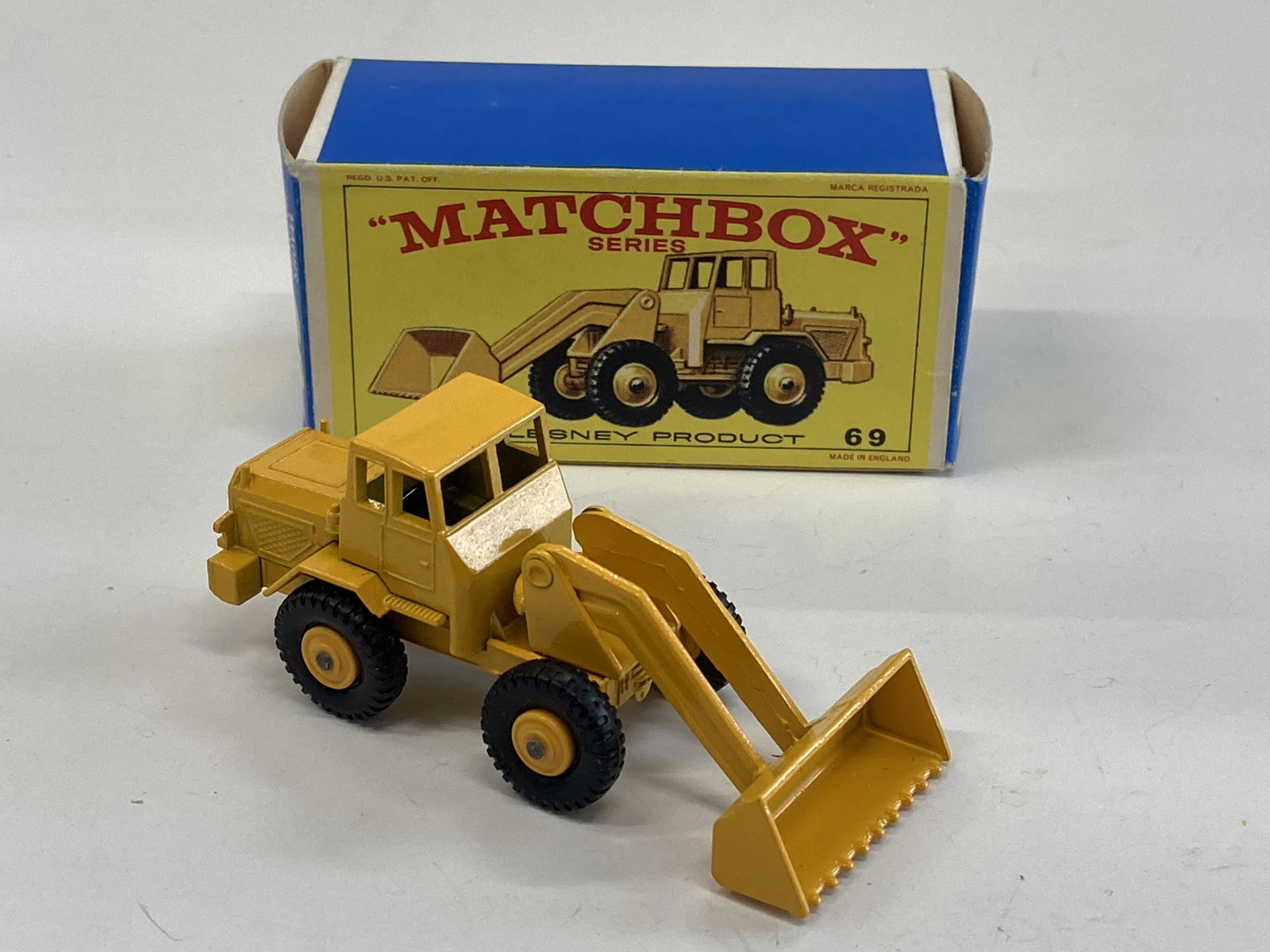 VINTAGE MATCHBOX TOYS TRACTOR SHOVEL #69 & BOX (1 of 6)