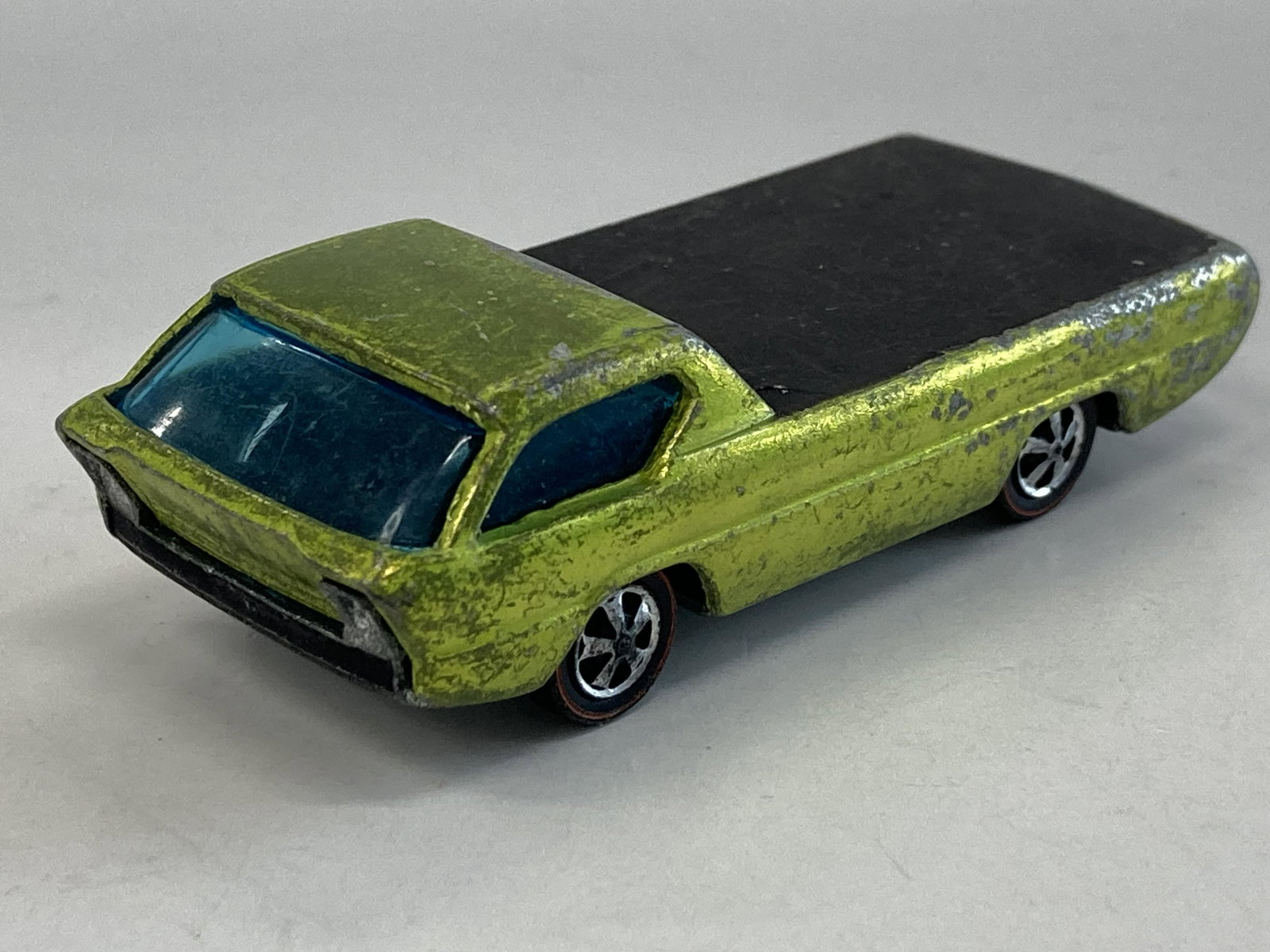 1967 MATTEL HOT WHEELS DEORA: 1967 MATTEL HOT WHEELS DEORA CONDITION: PRE-OWNED SHIPPING FEE CANADA 10.00$ USA 15.00$ Combined shipping is available for an extra fee, but only on items won on the same date. *All prices are in USD