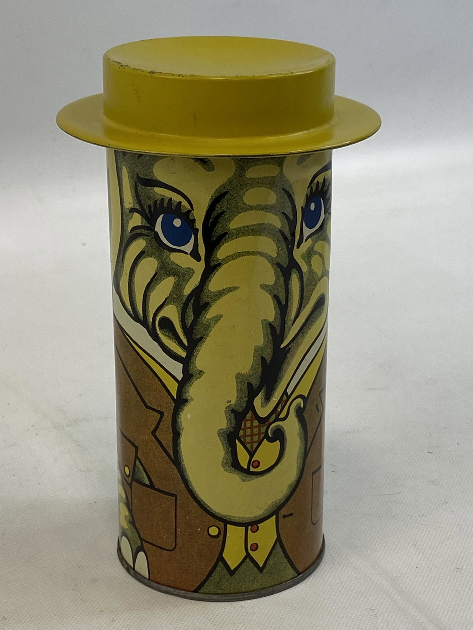 1920'S HARRY HORNE CIRCUS CLUB MALLOWS TIN CAN: 1920'S HARRY HORNE CIRCUS CLUB MALLOWS TIN CAN pre-owned HIGH: 7 IN SHIPPING FEE CANADA 20.00$ USA 25.00$ Combined shipping is available for an extra fee, but only on items won on the same date. *All 