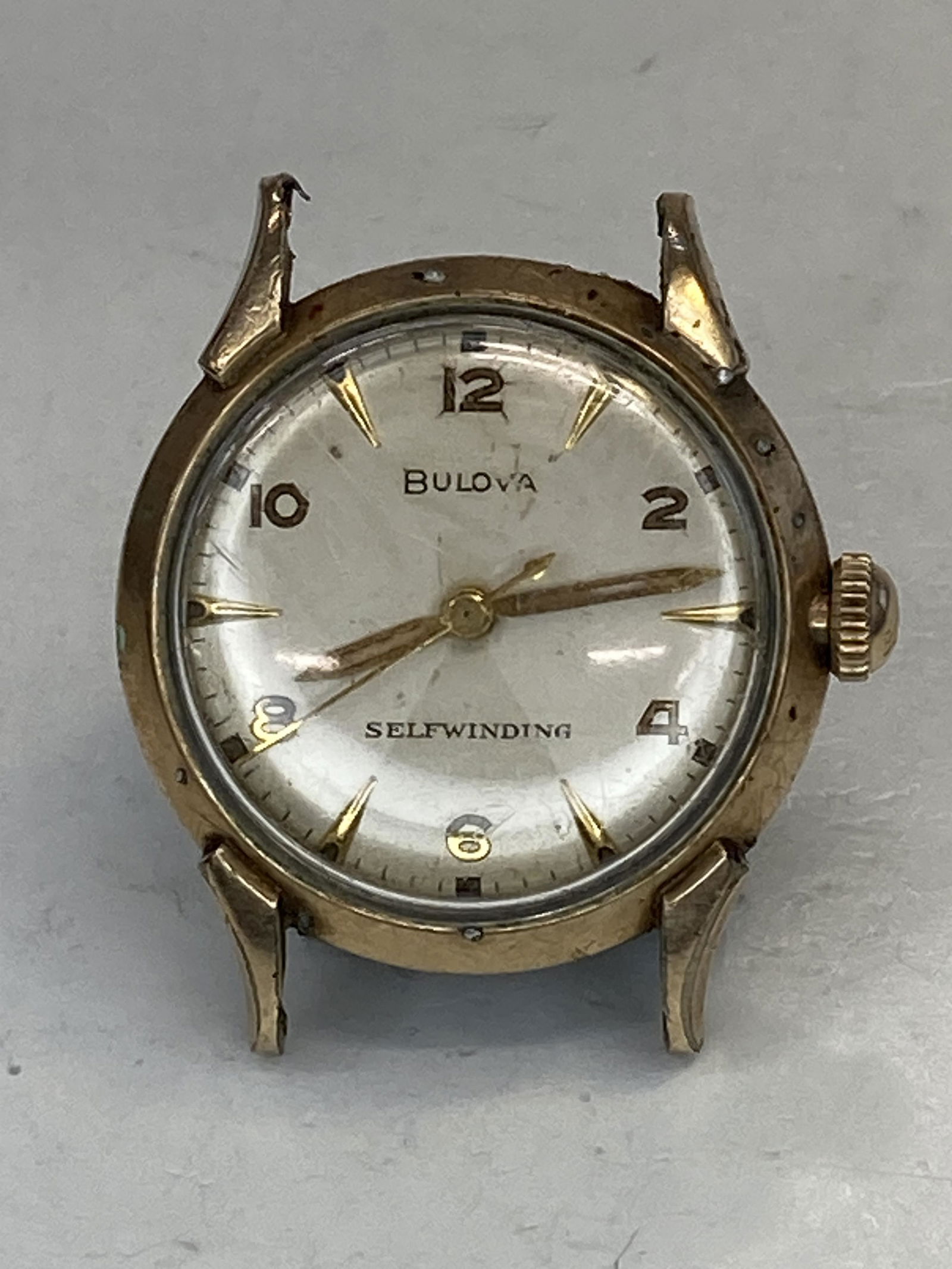 VINTAGE BULOVA GOLD FILLED AUTOMATIC MEN'S WATCH: VINTAGE BULOVA GOLD FILLED AUTOMATIC MEN'S WATCH CONDITION : PRE-OWNED / DOESN'T RUNS Diameter: 31 MM *We can't garantee that the watch keeps accurate time, it wasn't tested long enough* SHIPPING FEE