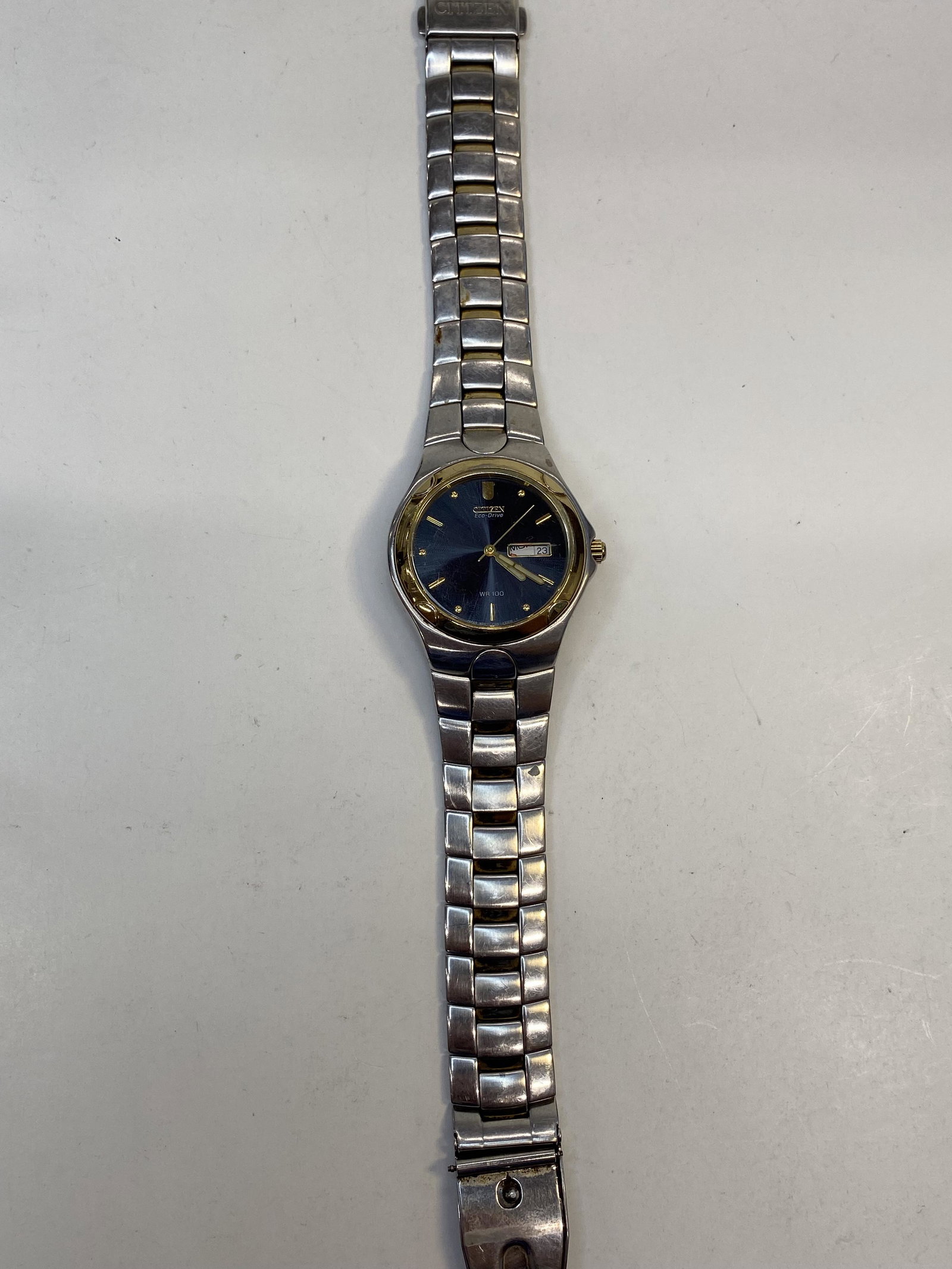 CITIZEN ECO-DRIVE BATTERY MENS WATCH: CITIZEN ECO-DRIVE BATTERY MENS WATCH CONDITION: PRE-OWNED / RUN DIAMETER: 37 mm *We can't garantee that the watch keeps accurate time, it wasn't tested long enough* SHIPPING FEE CANADA 15.00$ USA 20.0