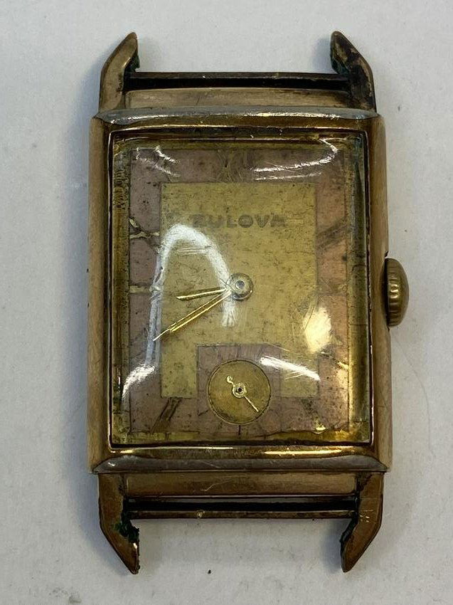 VINTAGE BULOVA GOLD FILLED WIND-UP MENS WATCH: VINTAGE BULOVA GOLD FILLED WIND-UP MENS WATCH CONDITION: PRE-OWNED / DOESN'T RUN DIAMETER: 21 mm *We can't garantee that the watch keeps accurate time, it wasn't tested long enough* SHIPPING FEE CANAD