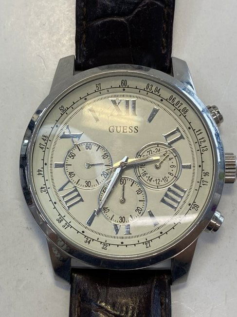 GUESS BATTERY MENS WATCH: GUESS BATTERY MENS WATCH CONDITION: PRE-OWNED / RUN DIAMETER: 44 mm *We can't garantee that the watch keeps accurate time, it wasn't tested long enough* SHIPPING FEE CANADA 15.00$ USA 20.00$ Combined