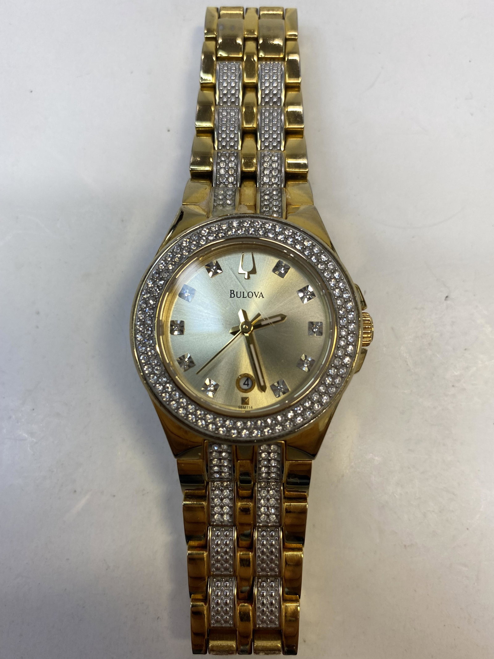 BULOVA C960127 BTTERY WOMENS WATCH: BULOVA C960127 BTTERY WOMENS WATCH CONDITION: PRE-OWNED / RUN DIAMETER: 34 mm *We can't garantee that the watch keeps accurate time, it wasn't tested long enough* SHIPPING FEE CANADA 15.00$ USA 20.00$