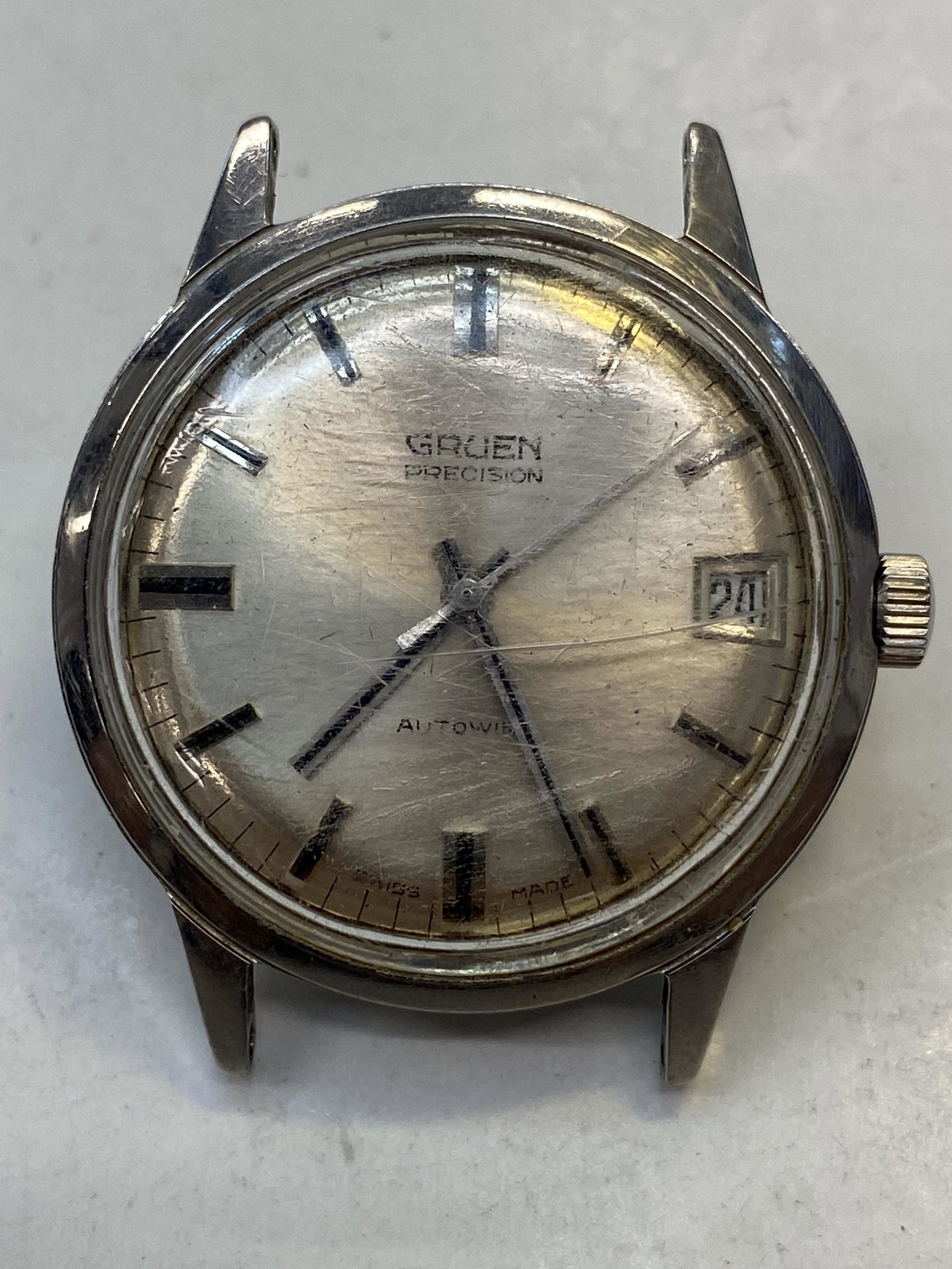 VINTAGE GRUEN AUTOMATIC MENS WATCH: VINTAGE GRUEN AUTOMATIC MENS WATCH CONDITION: PRE-OWNED / RUN DIAMETER: 35 mm *We can't garantee that the watch keeps accurate time, it wasn't tested long enough* SHIPPING FEE CANADA 15.00$ USA 20.00$