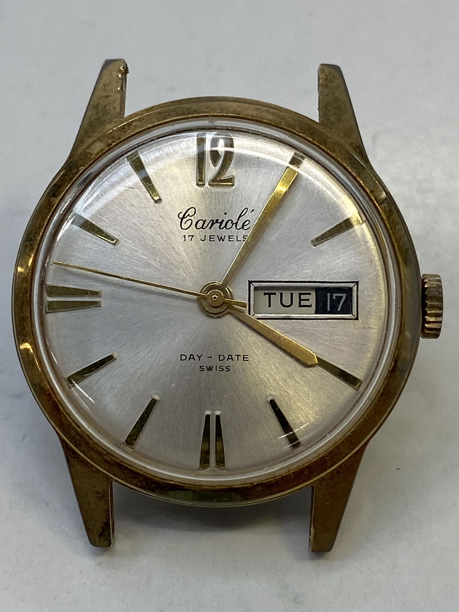 VINTAGE CARIOLE DAY/DATE GOLD FILLED WIND-UP MENS WATCH: VINTAGE CARIOLE DAY/DATE GOLD FILLED WIND-UP MENS WATCH CONDITION: PRE-OWNED / RUN DIAMETER: 34 mm *We can't garantee that the watch keeps accurate time, it wasn't tested long enough* SHIPPING FEE CAN