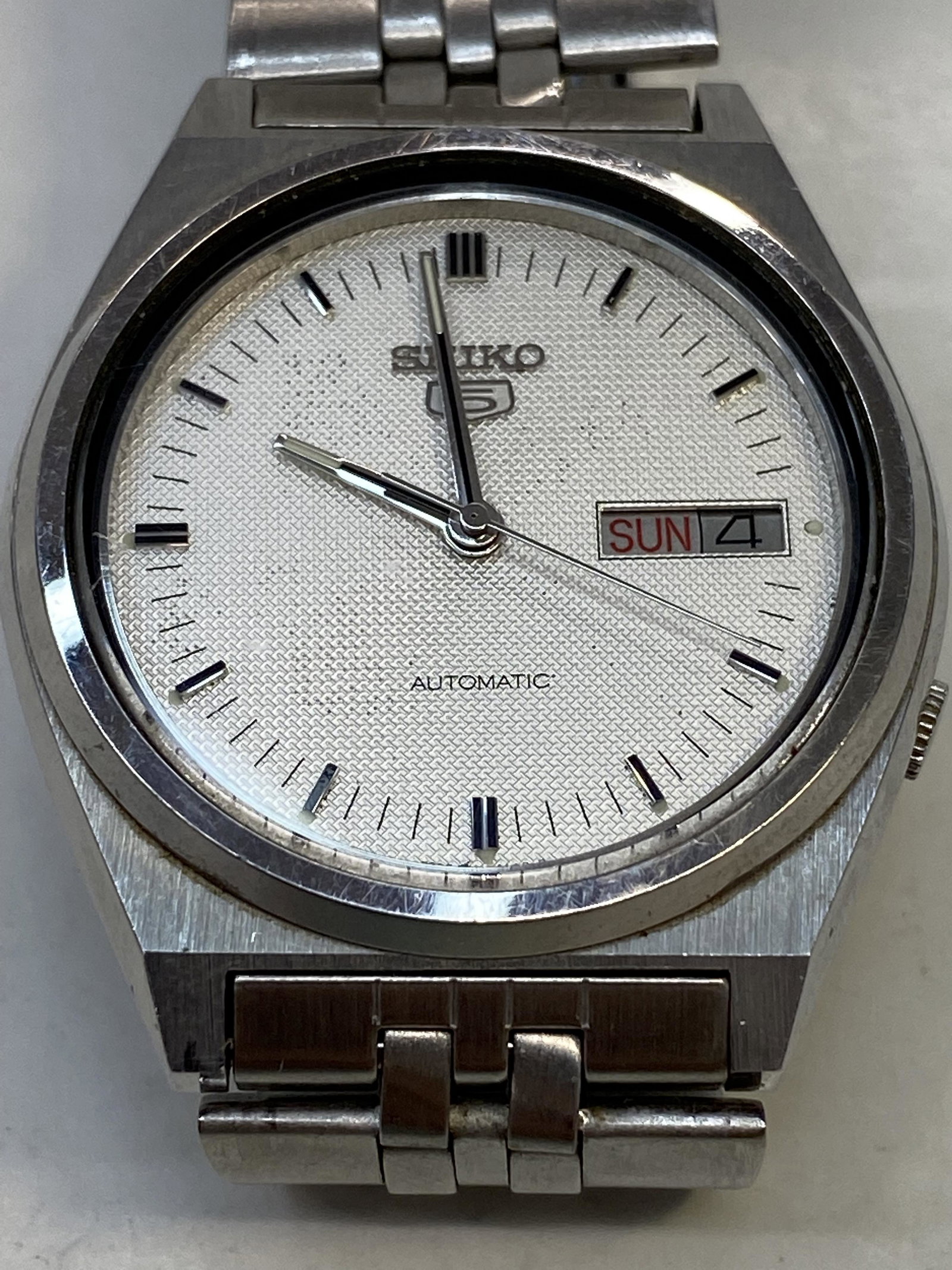 SEIKO 7009-3070 AUTOMATIC MENS WATCH: SEIKO 7009-3070 AUTOMATIC MENS WATCH CONDITION: PRE-OWNED / RUN DIAMETER: 37 mm *We can't garantee that the watch keeps accurate time, it wasn't tested long enough* SHIPPING FEE CANADA 15.00$ USA 20.0