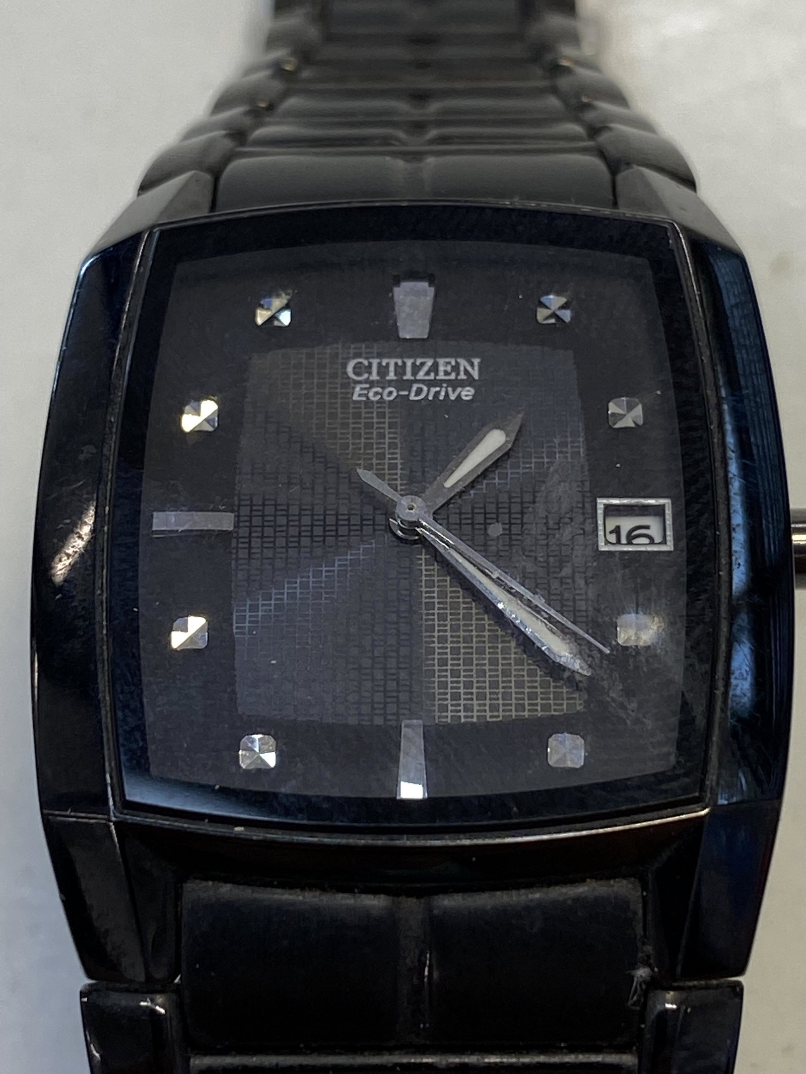 CITIZEN ECO-DRIVE BATTERY MENS WATCH: CITIZEN ECO-DRIVE BATTERY MENS WATCH CONDITION: PRE-OWNED / RUN DIAMETER: 32 mm *We can't garantee that the watch keeps accurate time, it wasn't tested long enough* SHIPPING FEE CANADA 15.00$ USA 20.0