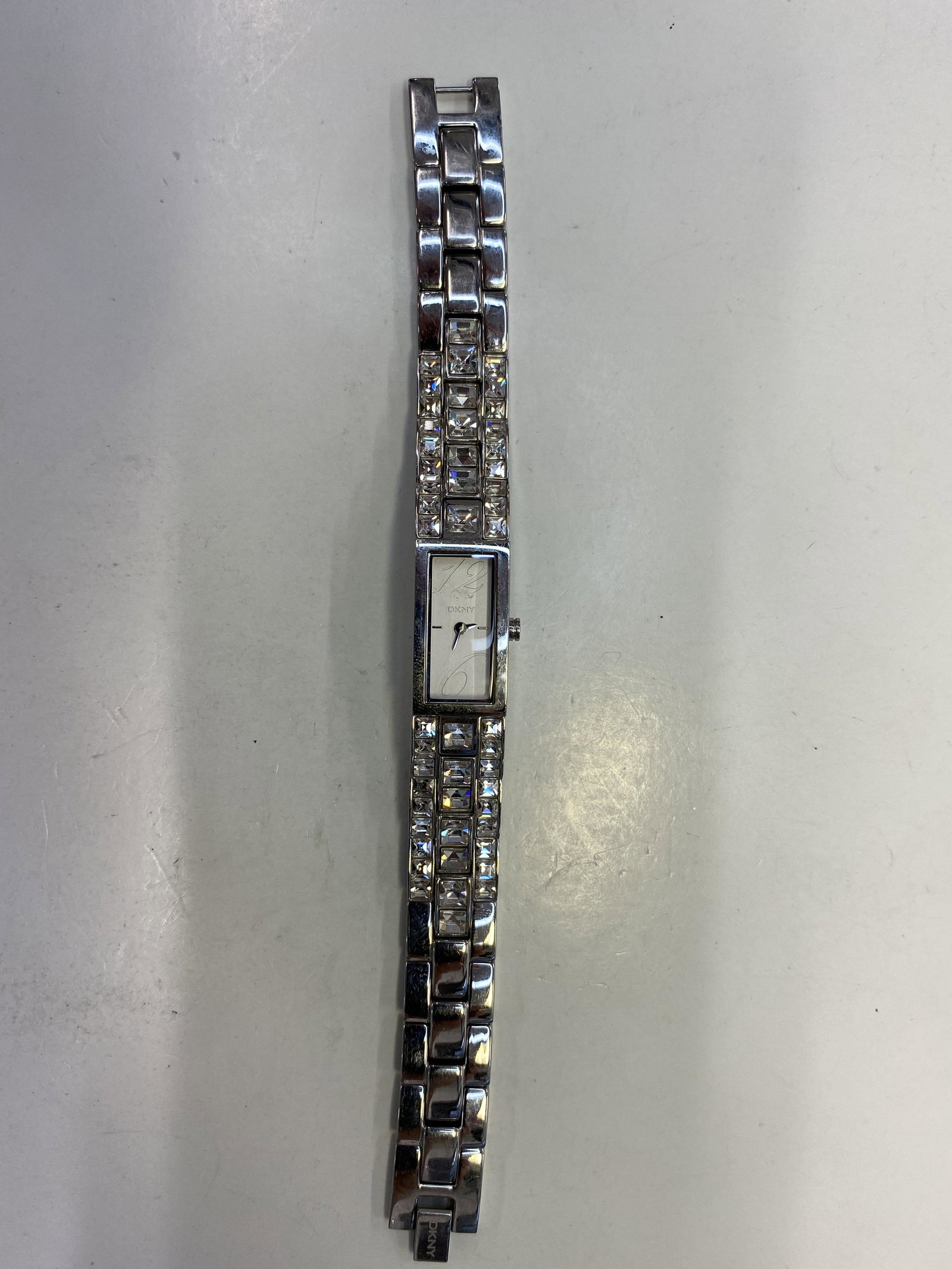 DKNY BATTERY WOMENS WATCH: DKNY BATTERY WOMENS WATCH CONDITION: PRE-OWNED / RUN DIAMETER: 14 mm *We can't garantee that the watch keeps accurate time, it wasn't tested long enough* SHIPPING FEE CANADA 15.00$ USA 20.00$ Combined