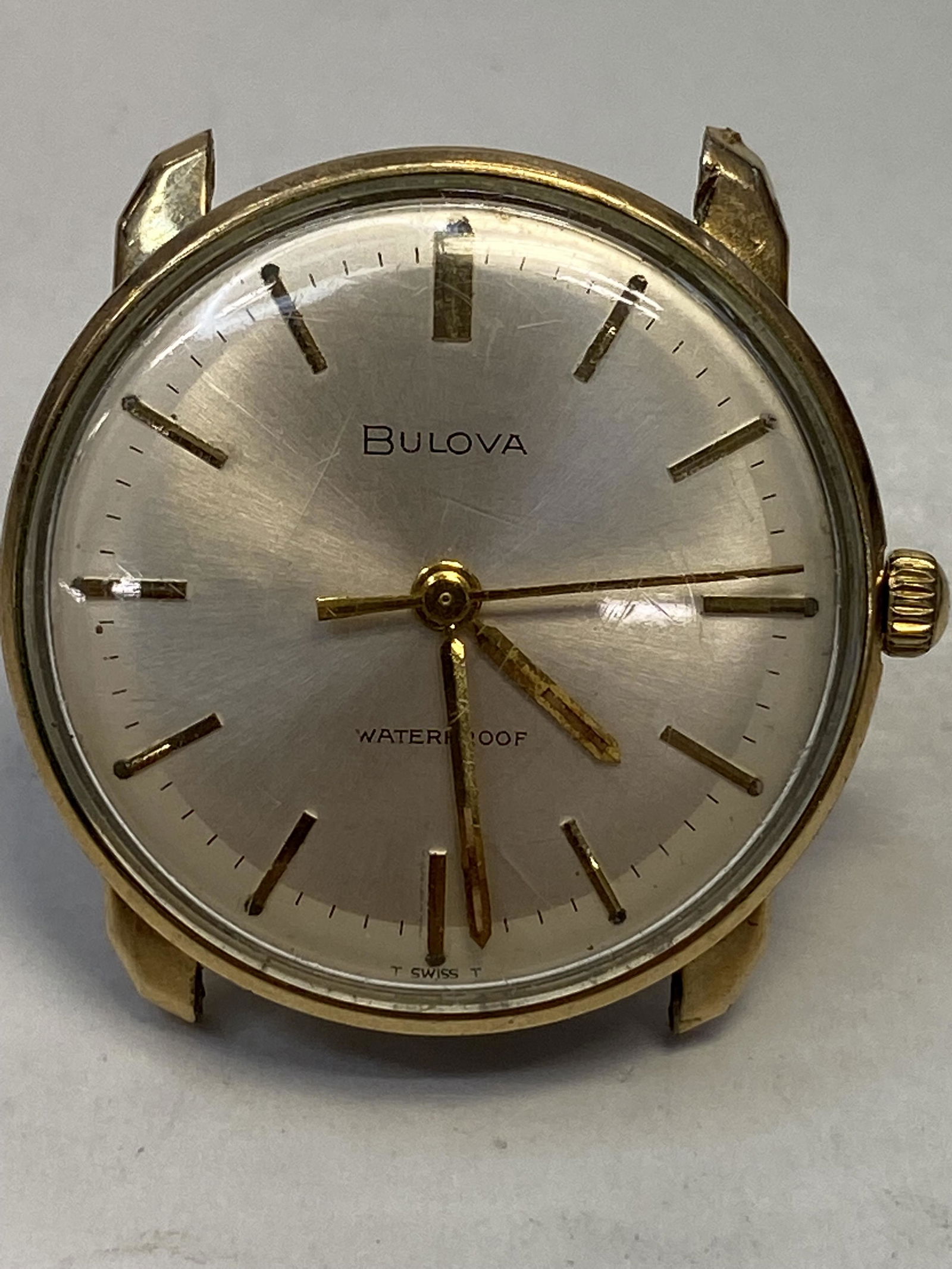 VINTAGE BULOVA GOLD FILLED WIND-UP MENS WATCH: VINTAGE BULOVA GOLD FILLED WIND-UP MENS WATCH CONDITION: PRE-OWNED / RUN DIAMETER: 32 mm *We can't garantee that the watch keeps accurate time, it wasn't tested long enough* SHIPPING FEE CANADA 15.00$