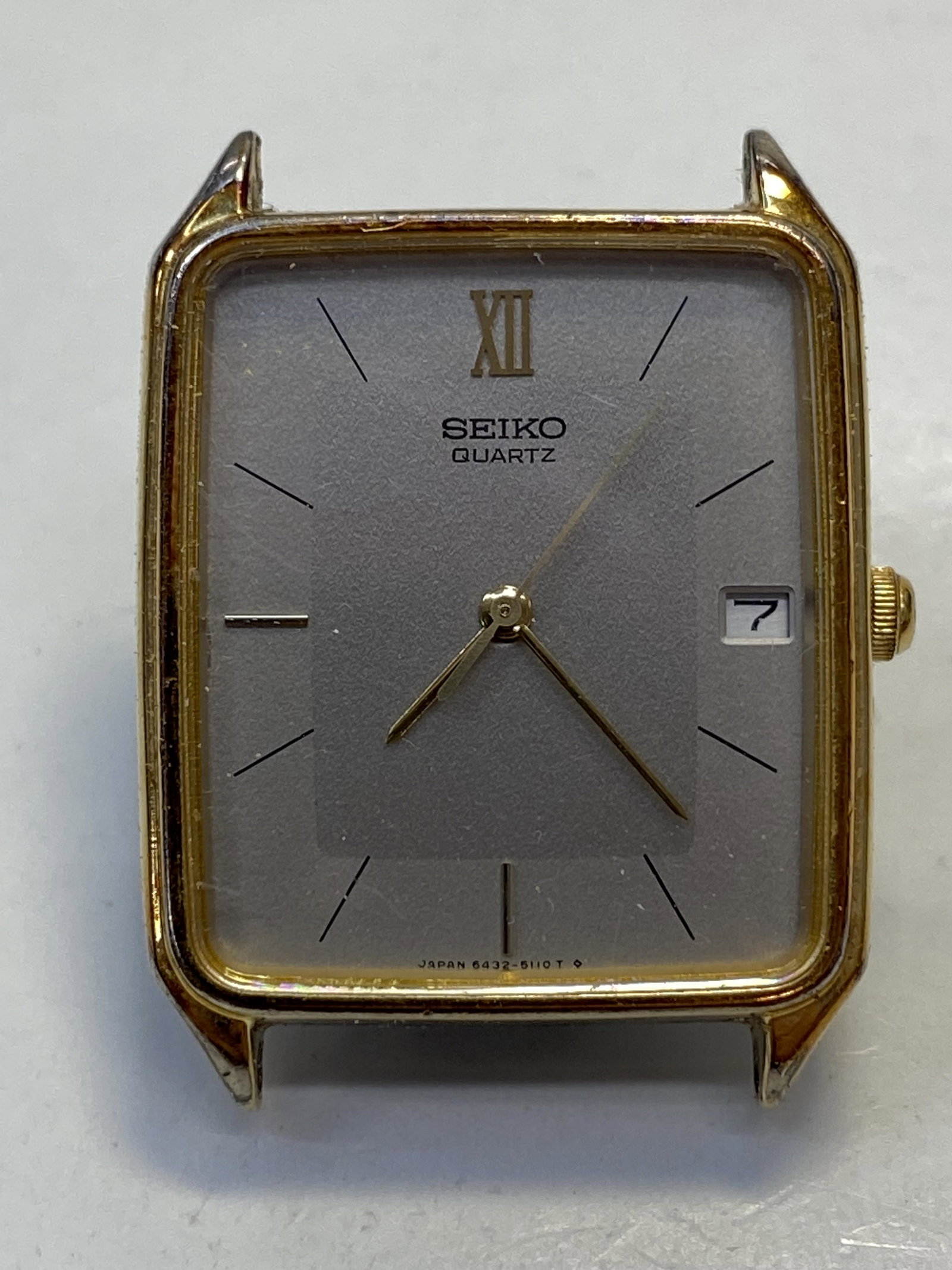 VINTAGE SEIKO 6432-5069 BATTERY MENS WATCH: VINTAGE SEIKO 6432-5069 BATTERY MENS WATCH CONDITION: PRE-OWNED / RUN DIAMETER: 27 mm *We can't garantee that the watch keeps accurate time, it wasn't tested long enough* SHIPPING FEE CANADA 15.00$ US