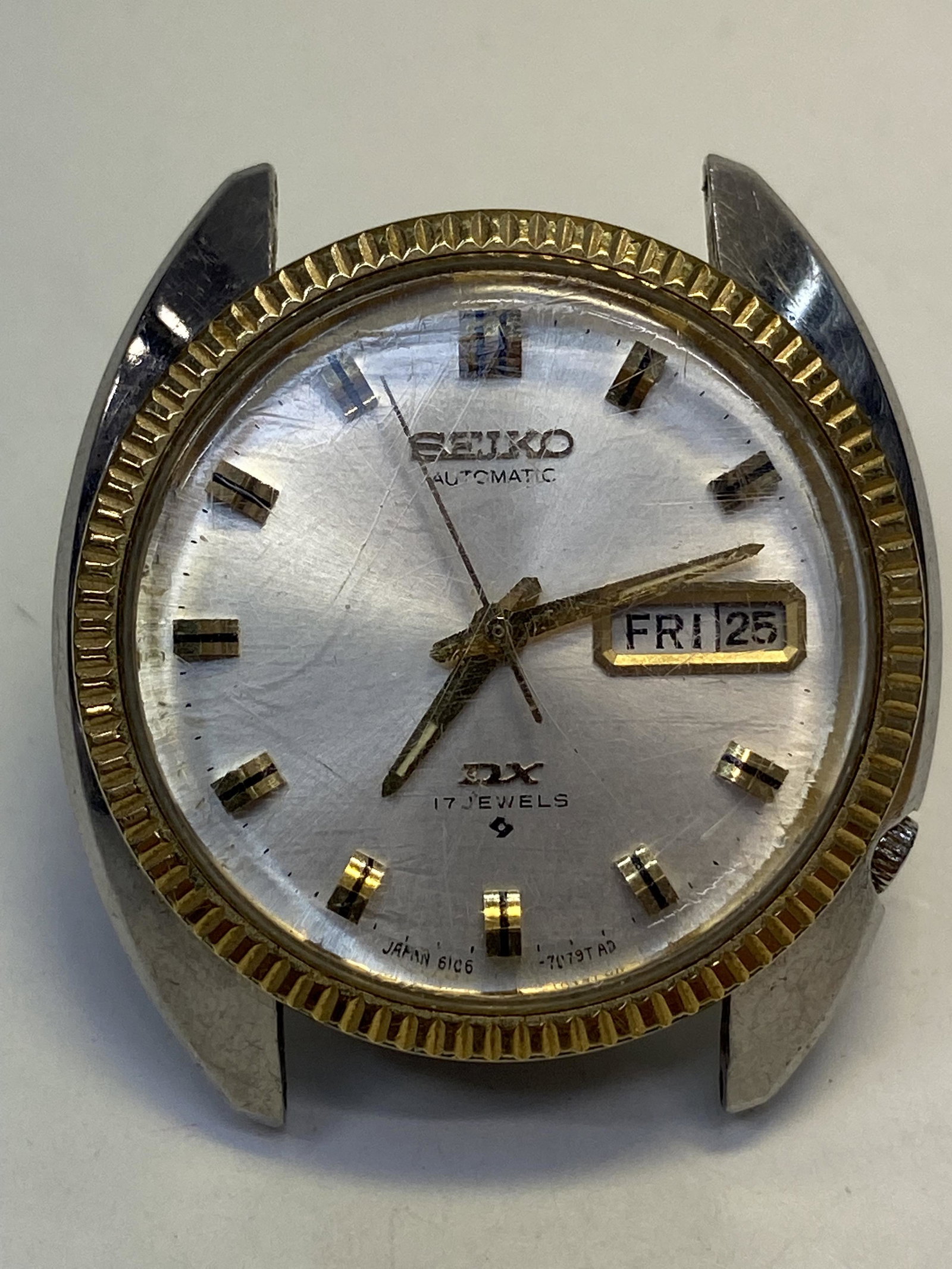 VINTAGE SEIKO 6106-7047 AUTOMATIC MENS WATCH: VINTAGE SEIKO 6106-7047 AUTOMATIC MENS WATCH CONDITION: PRE-OWNED / RUN DIAMETER: 36 mm *We can't garantee that the watch keeps accurate time, it wasn't tested long enough* SHIPPING FEE CANADA 15.00$ 