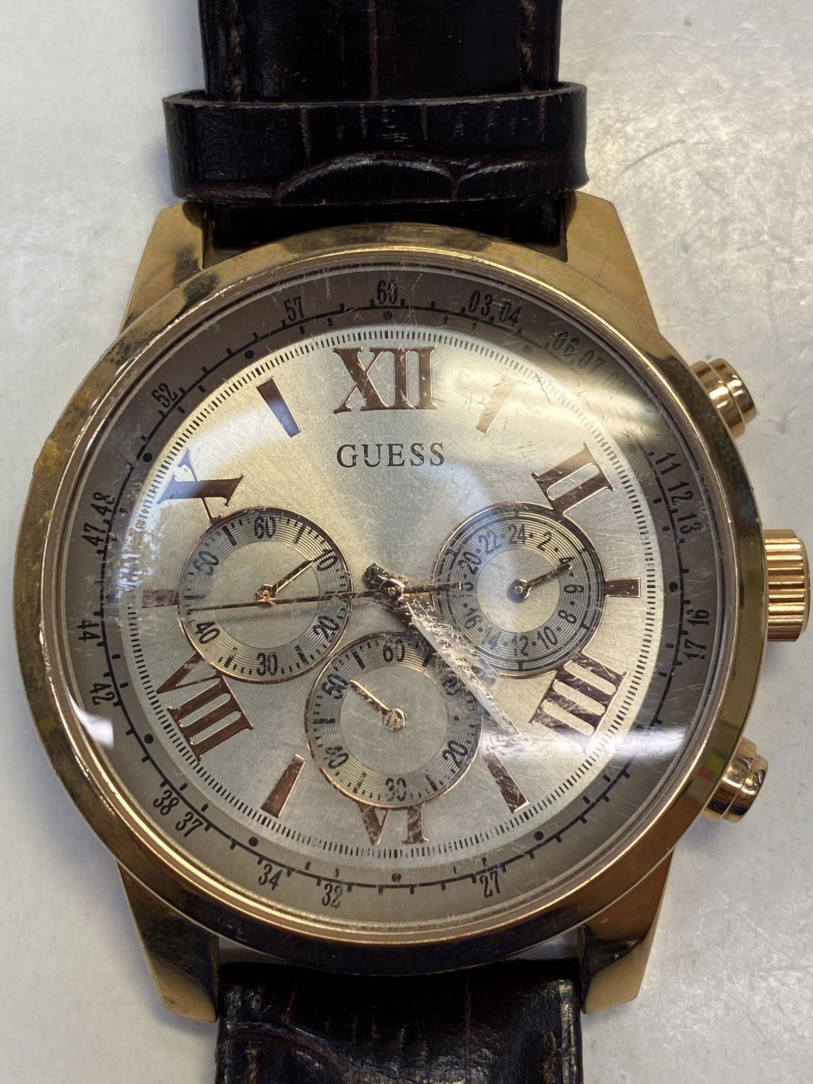 GUESS BATTERY MENS WATCH: GUESS BATTERY MENS WATCH CONDITION: PRE-OWNED / RUN DIAMETER: 45 mm *We can't garantee that the watch keeps accurate time, it wasn't tested long enough* SHIPPING FEE CANADA 15.00$ USA 20.00$ Combined